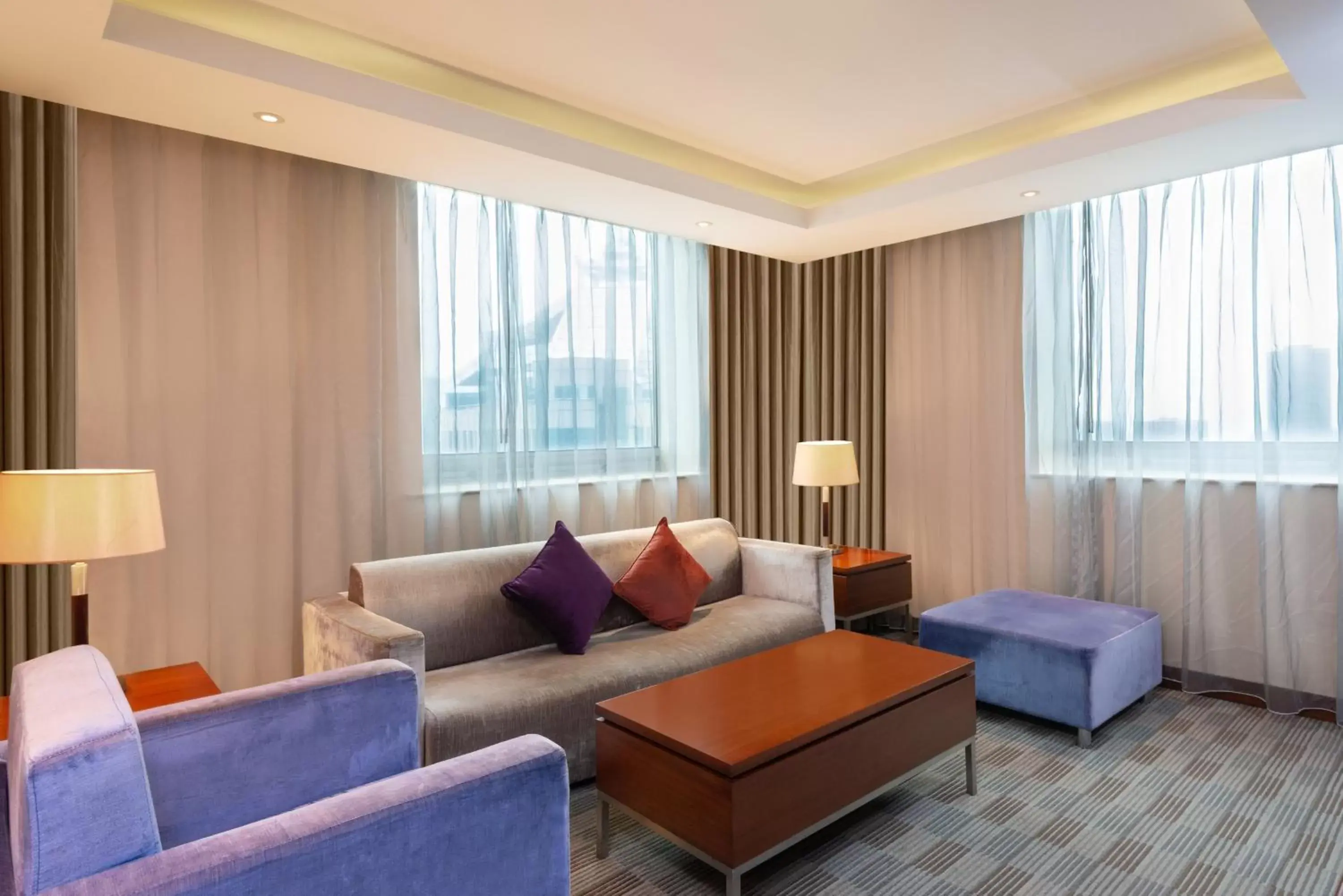 Photo of the whole room, Seating Area in Holiday Inn Shanghai Pudong, an IHG Hotel