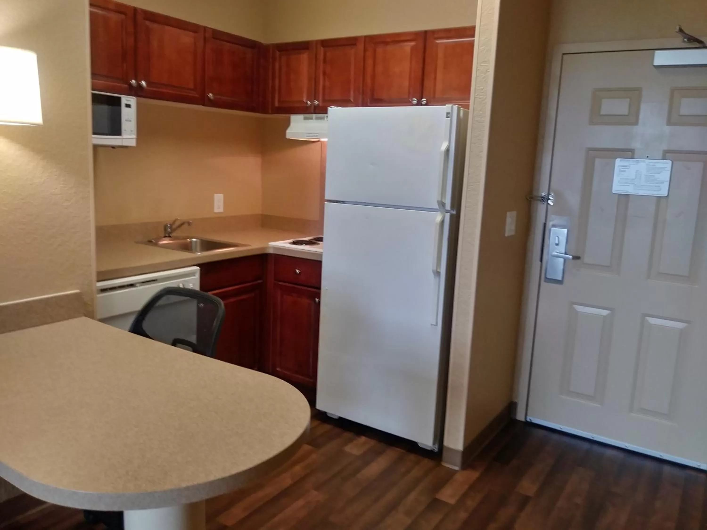 Kitchen or kitchenette, Kitchen/Kitchenette in Extended Stay America Suites - Detroit - Auburn Hills - Featherstone Rd