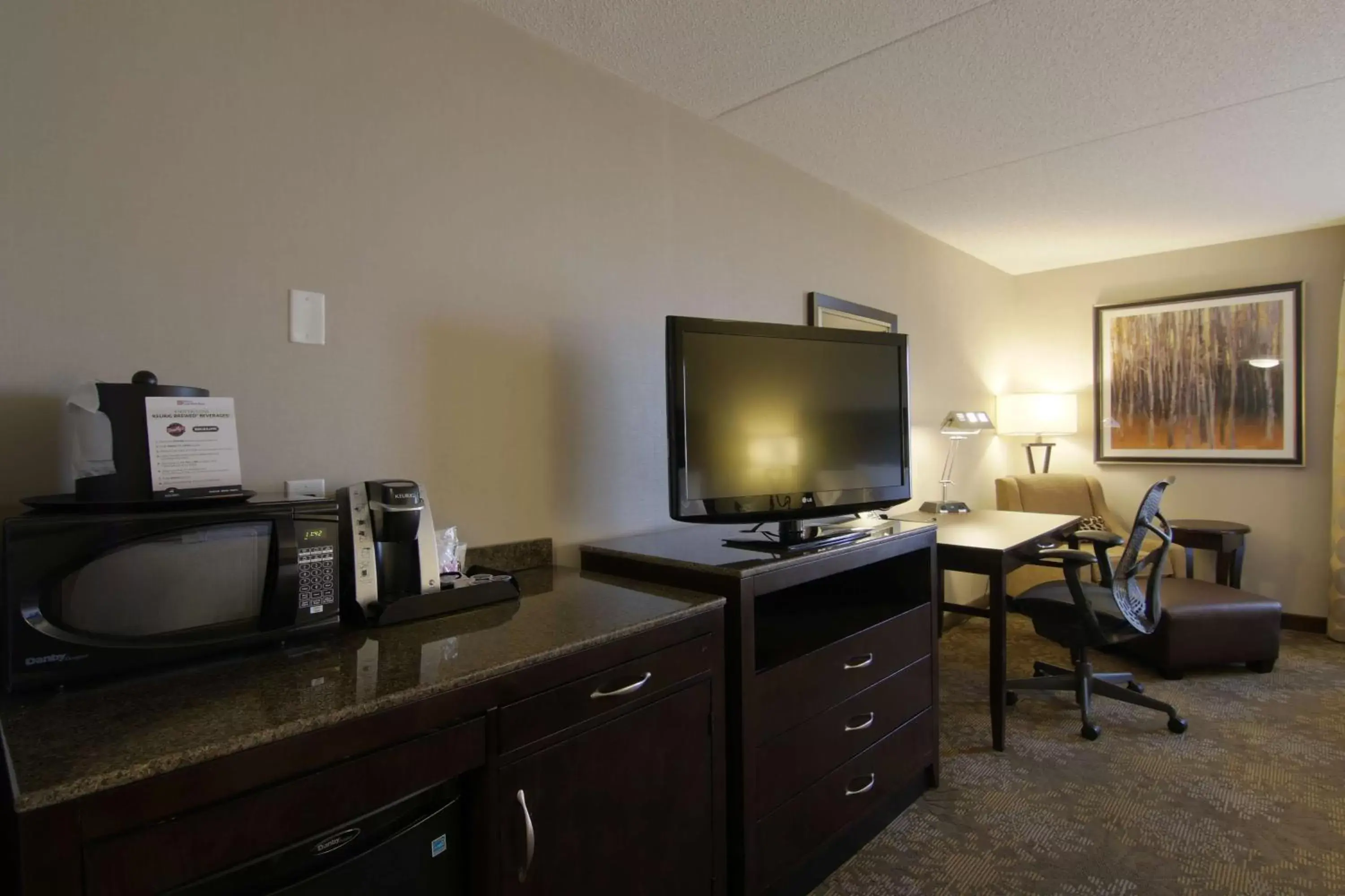 Bedroom, TV/Entertainment Center in Hilton Garden Inn Toronto/Brampton