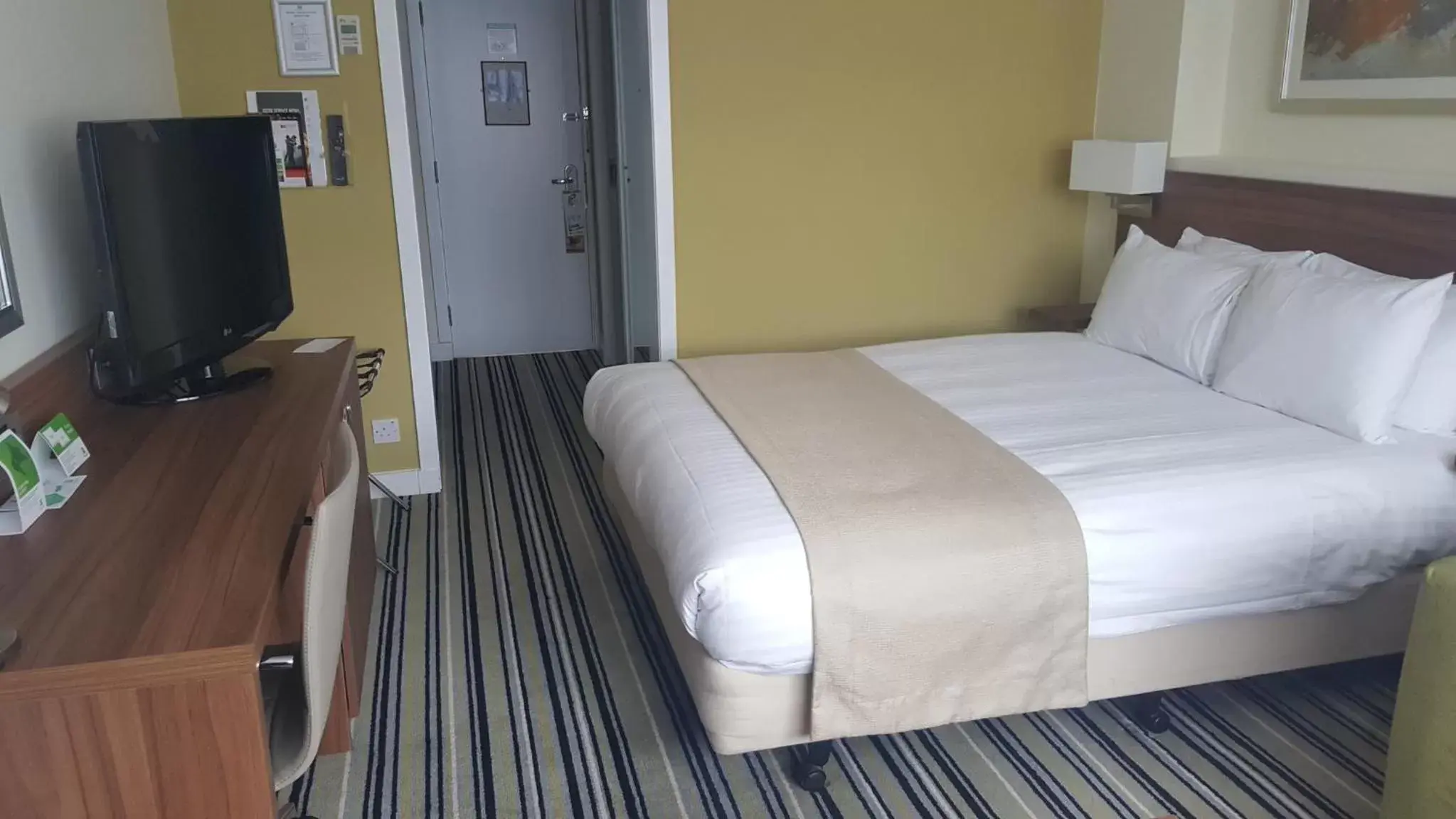 Photo of the whole room, Bed in Holiday Inn Derby/Nottingham, an IHG Hotel