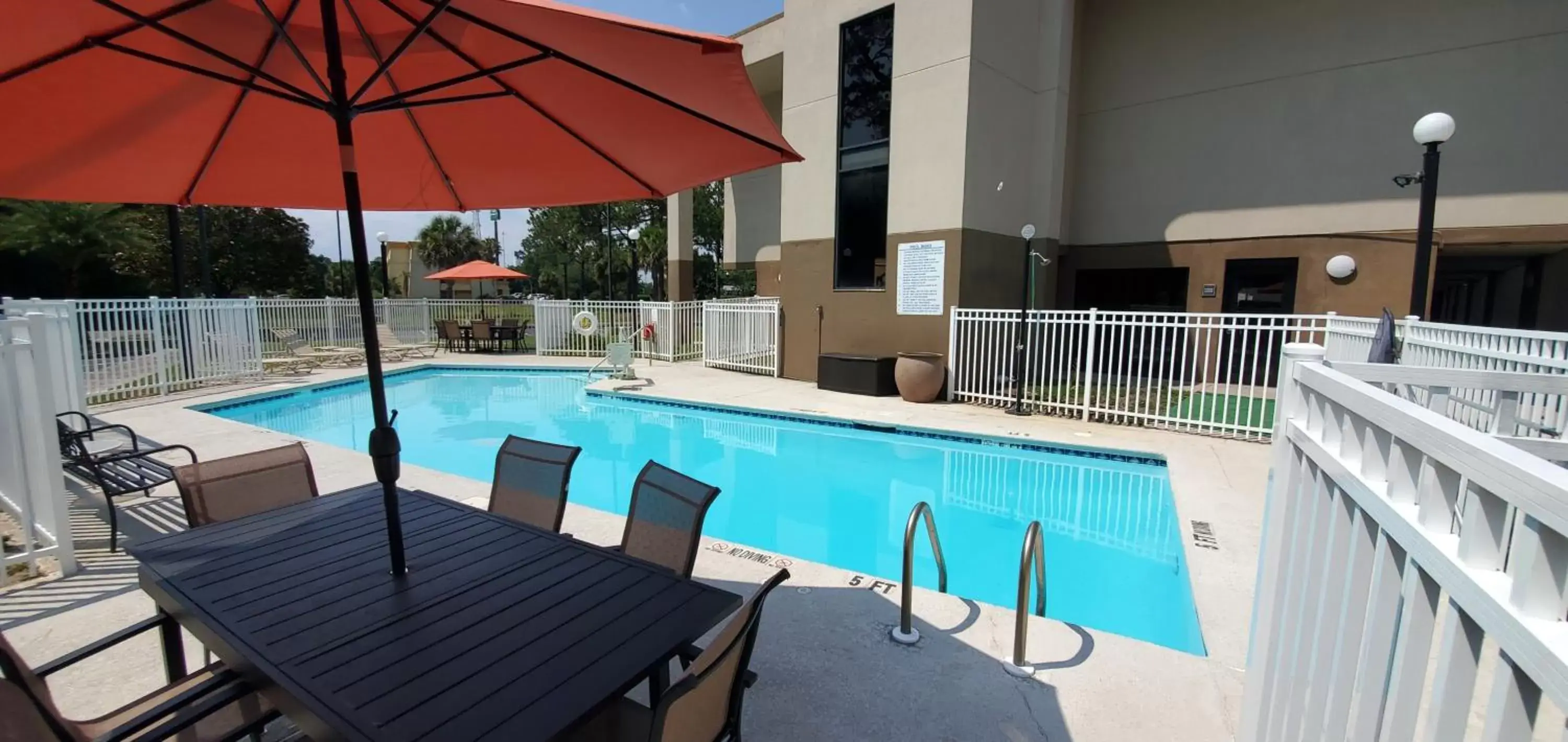 Pool view in THE PARAGON of Golden Isles Pool view in THE PARAGON of Golden Isles