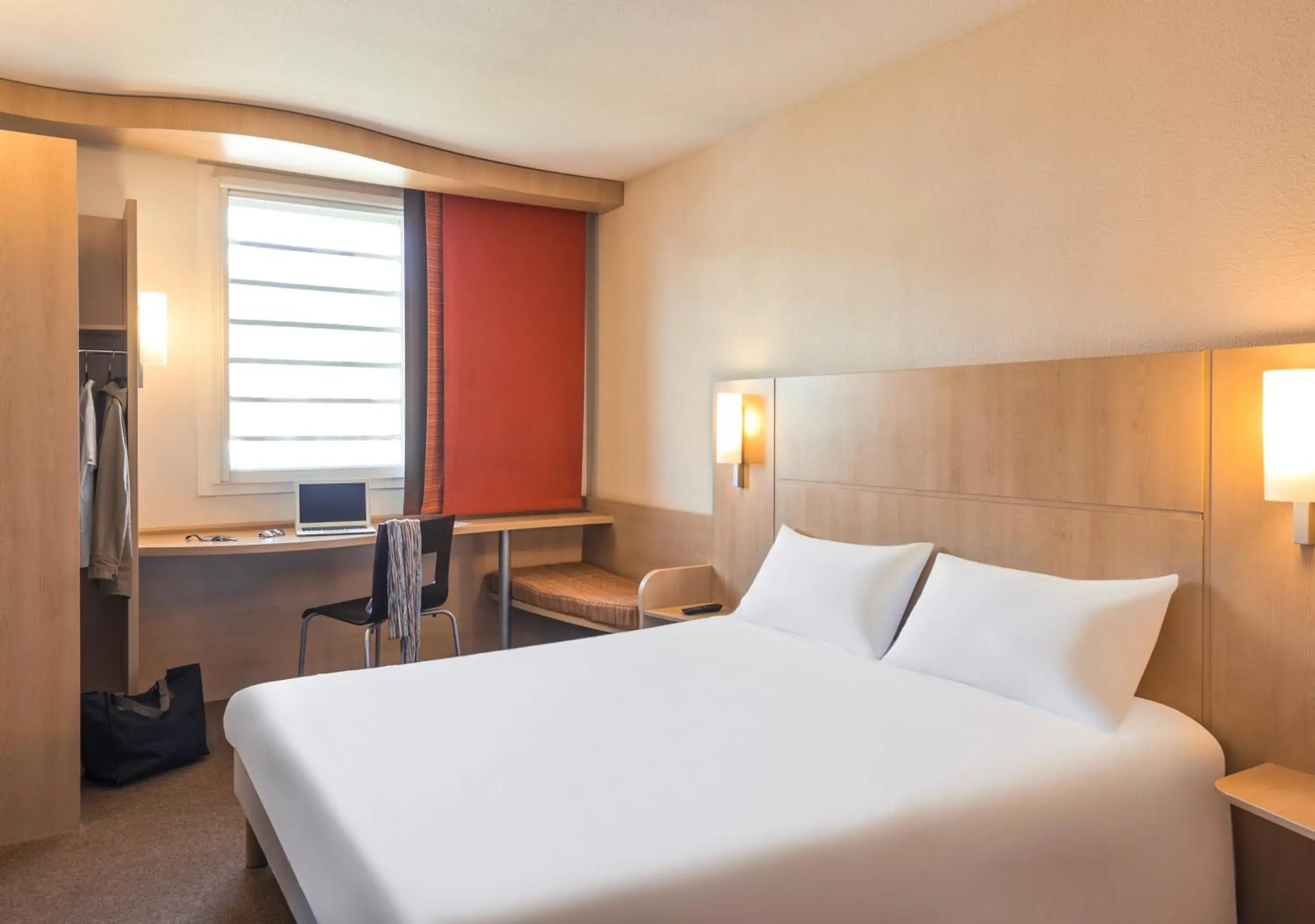 Bedroom, Bed in ibis Cannes Mandelieu