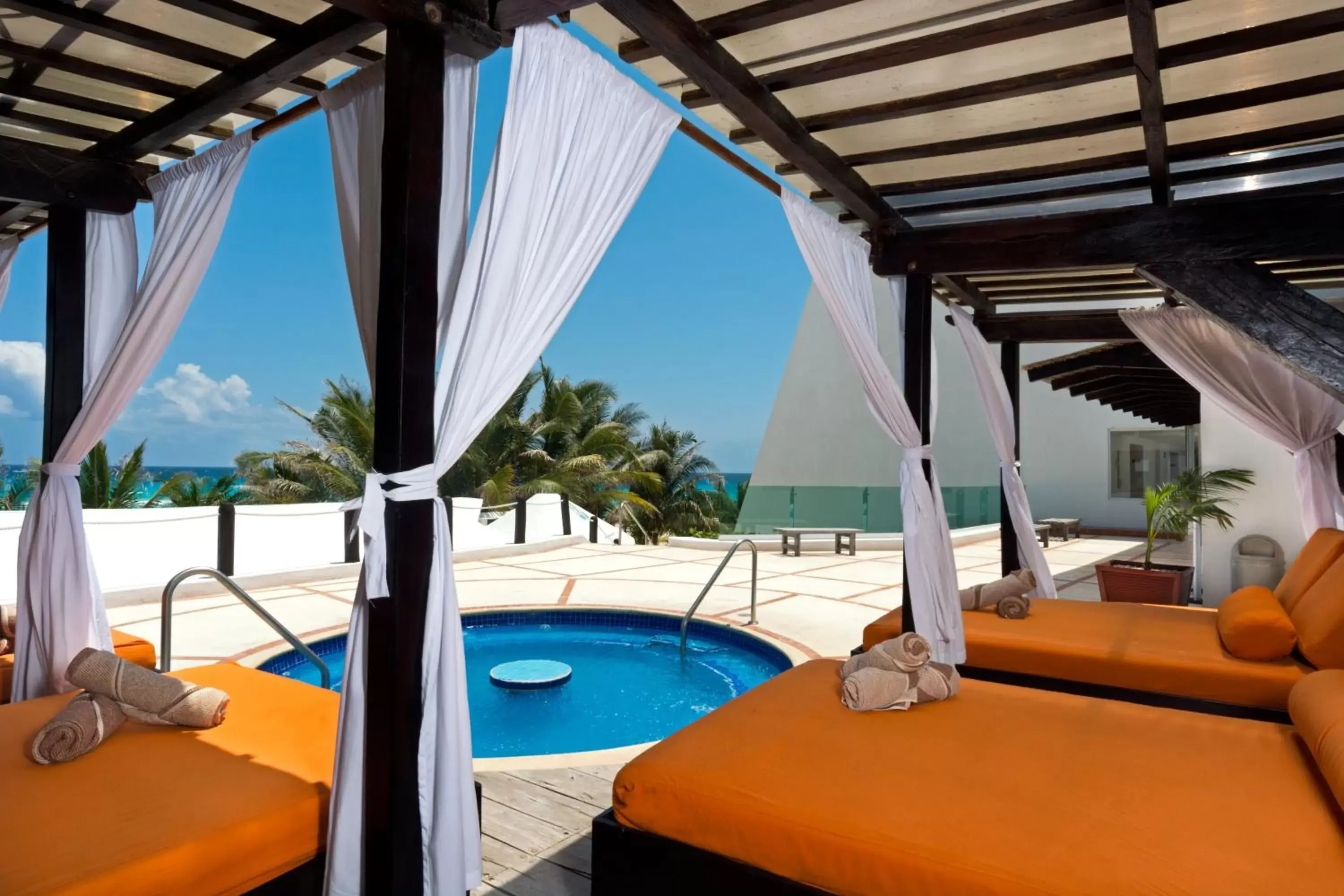 Hot Tub, Swimming Pool in Flamingo Cancun Resort