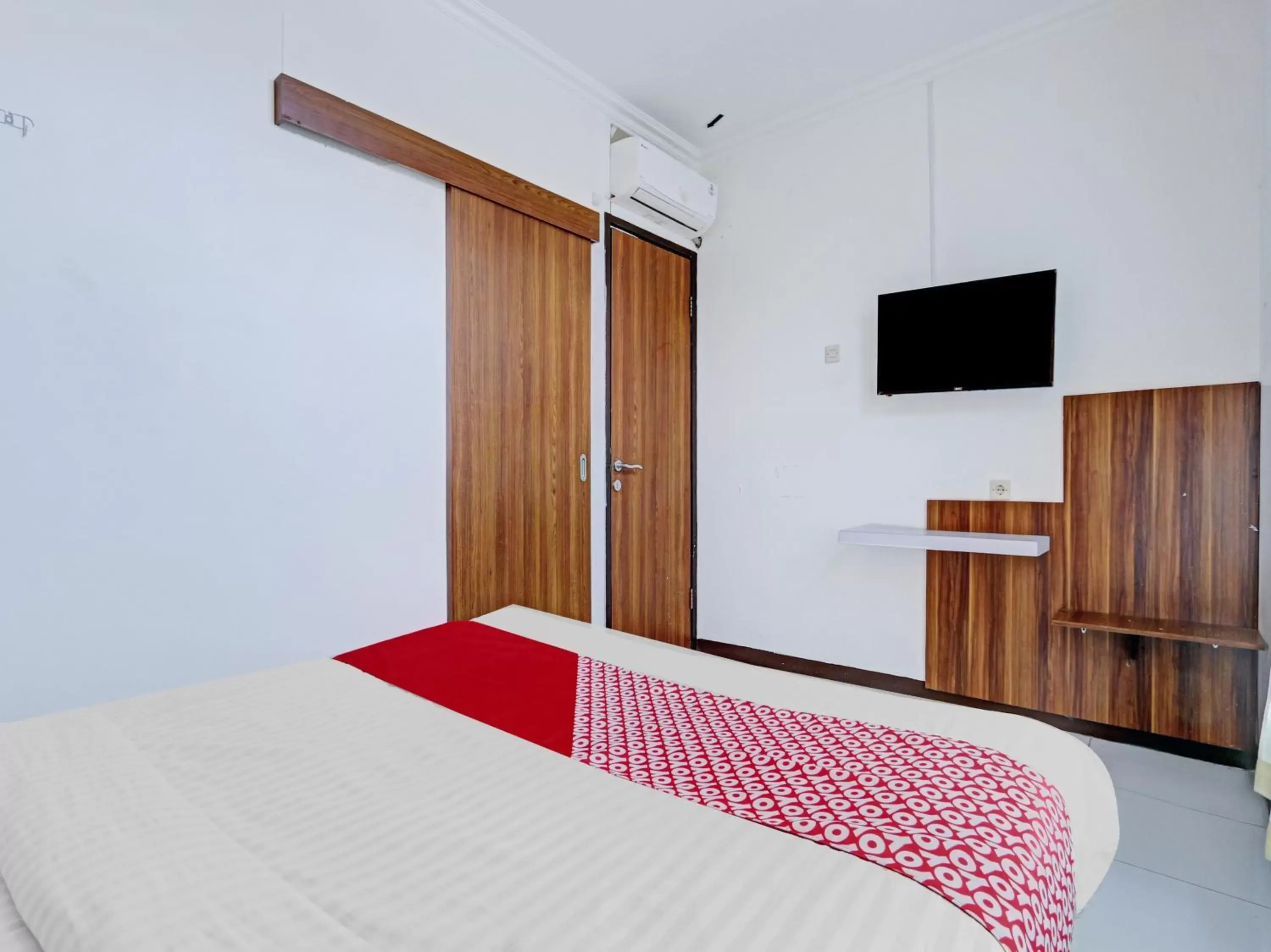 Bedroom, Bed in SUPER OYO 90426 Near Mall Ciputra 2