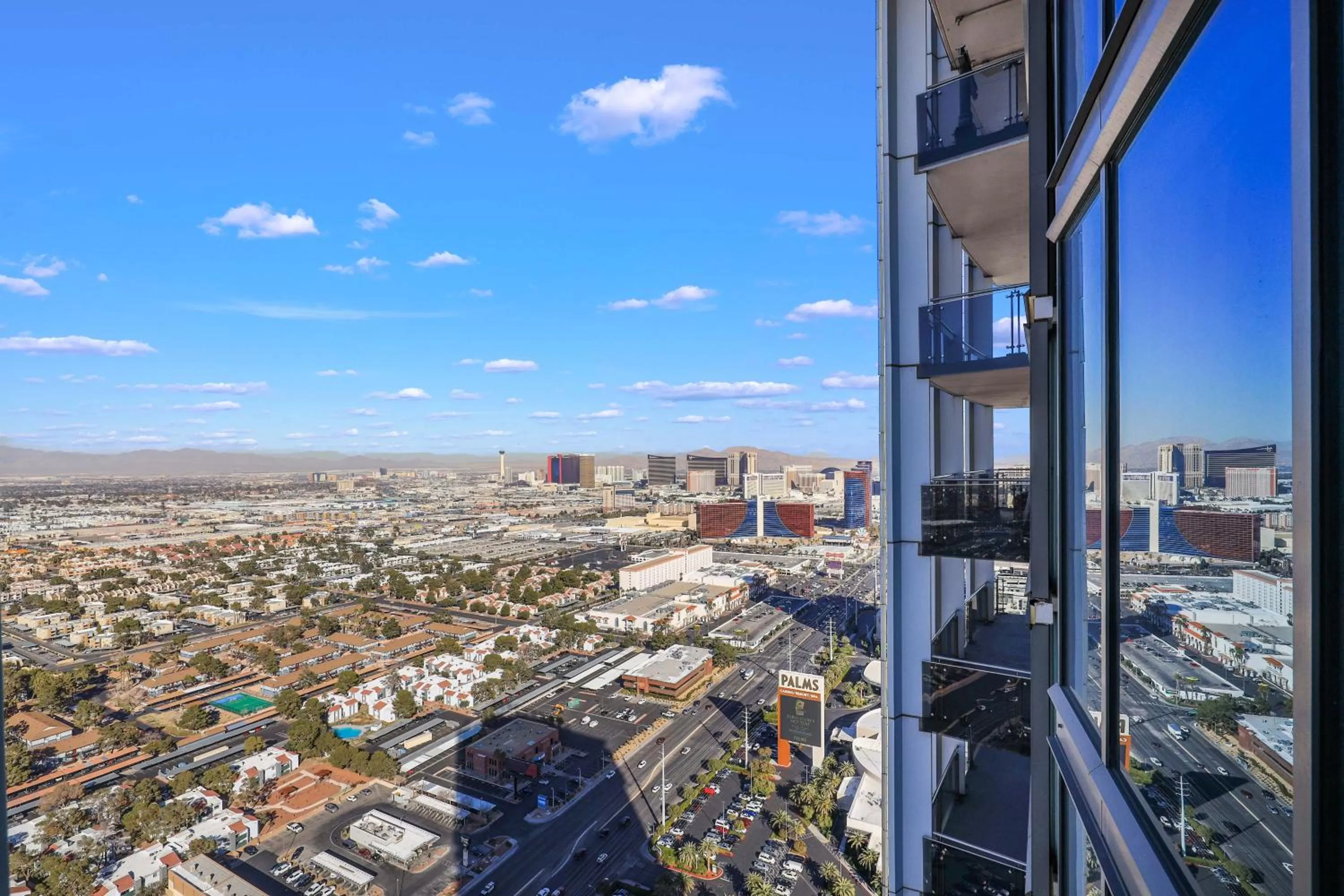 Property building in Vegas Palms HIGH 52nd fl. 1BDR corner penthouse 1220sqft