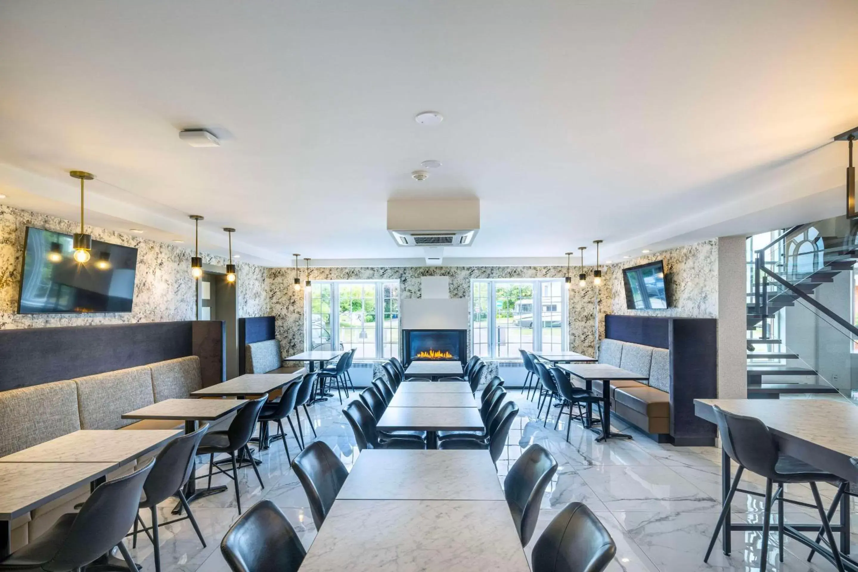 Lounge or bar in Les Suites de Laviolette Ascend Hotel Collection