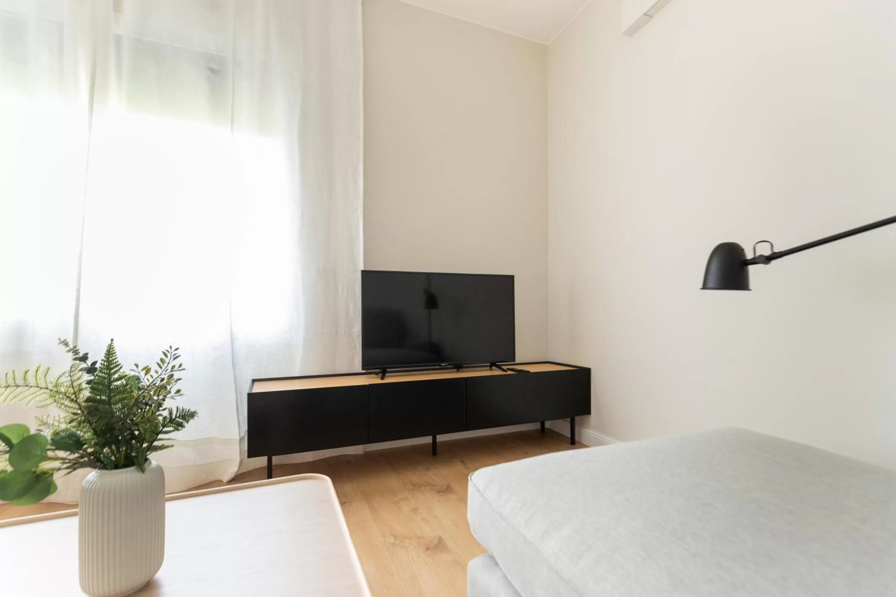 Communal lounge/ TV room, Bed in Atica Apartments - by Weflating