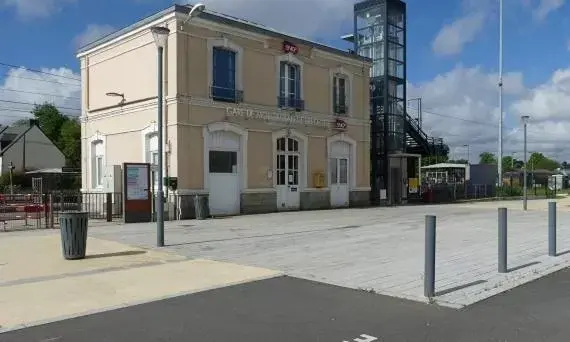 Street view, Property Building in Petite halte à Montauban de Bretagne 200 de la gare