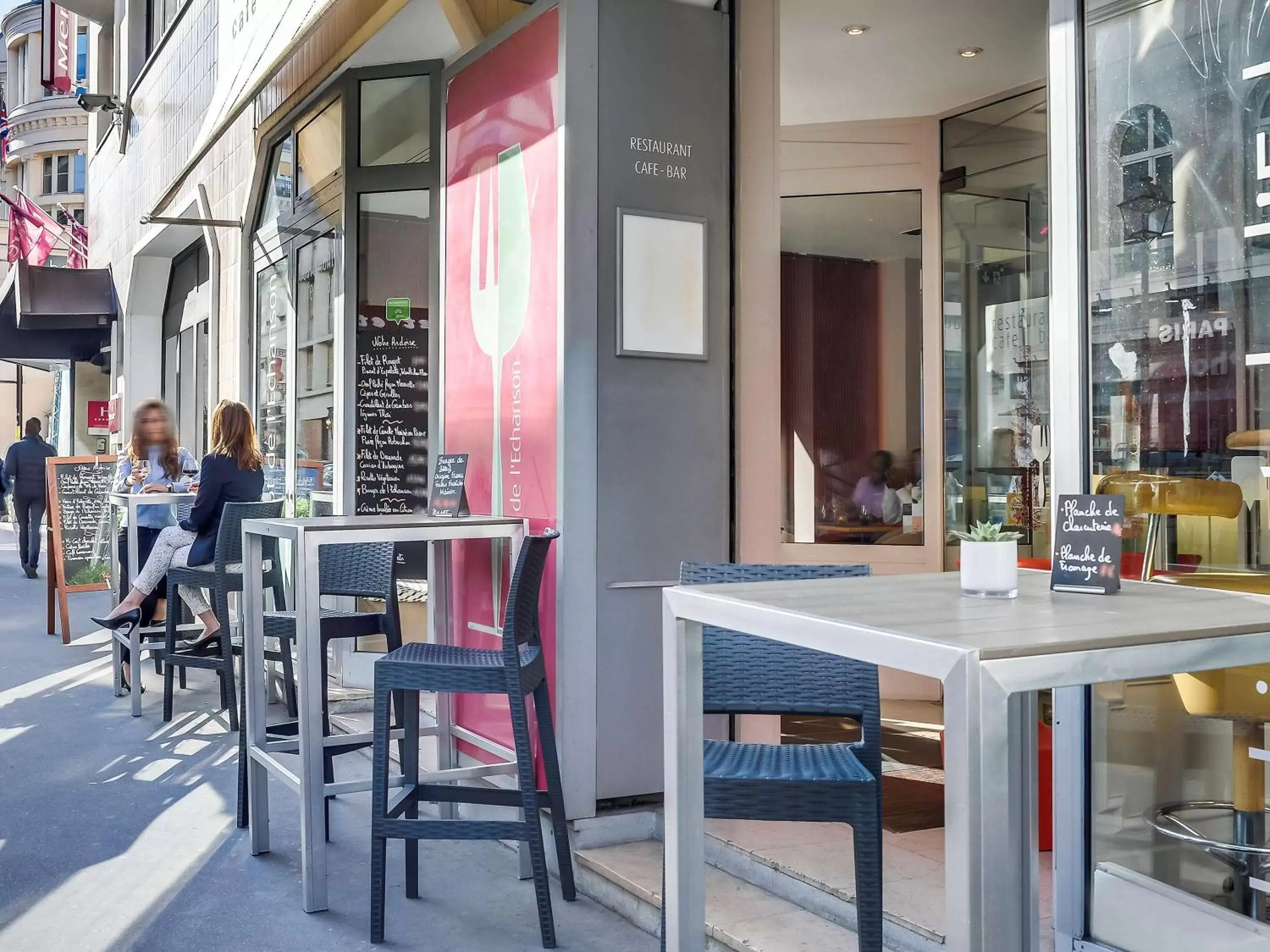 Restaurant/places to eat in Mercure Paris Gare Montparnasse