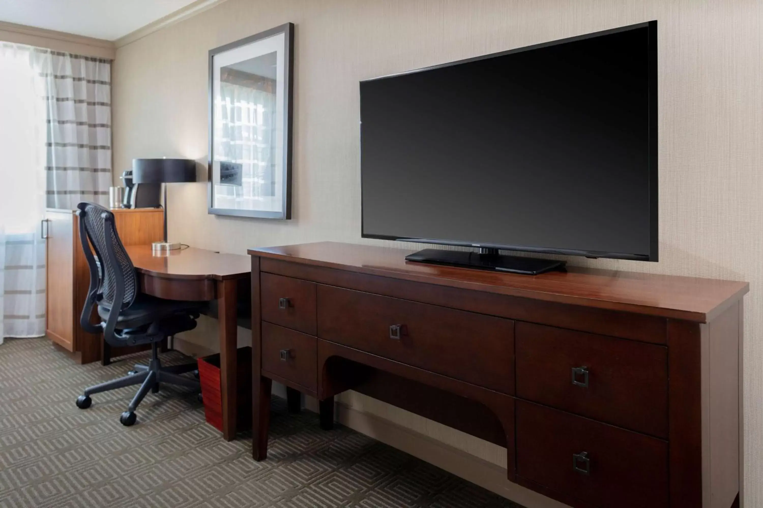 Bedroom, TV/Entertainment Center in DoubleTree by Hilton Hotel Burlington Vermont