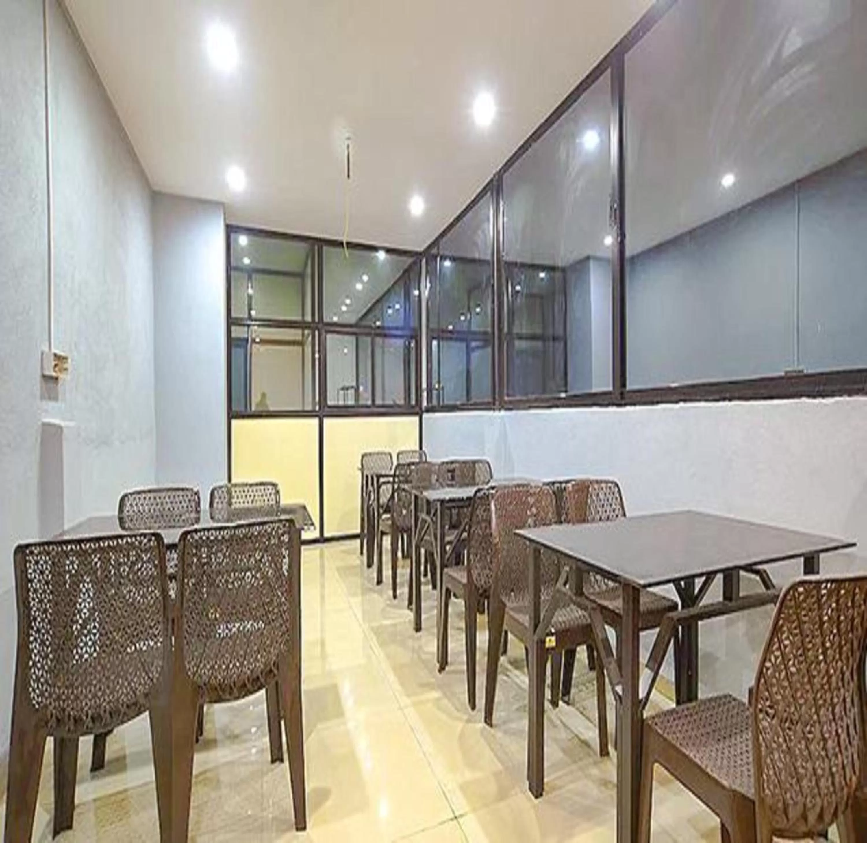 Restaurant/Places to Eat in FabHotel Destiny 54