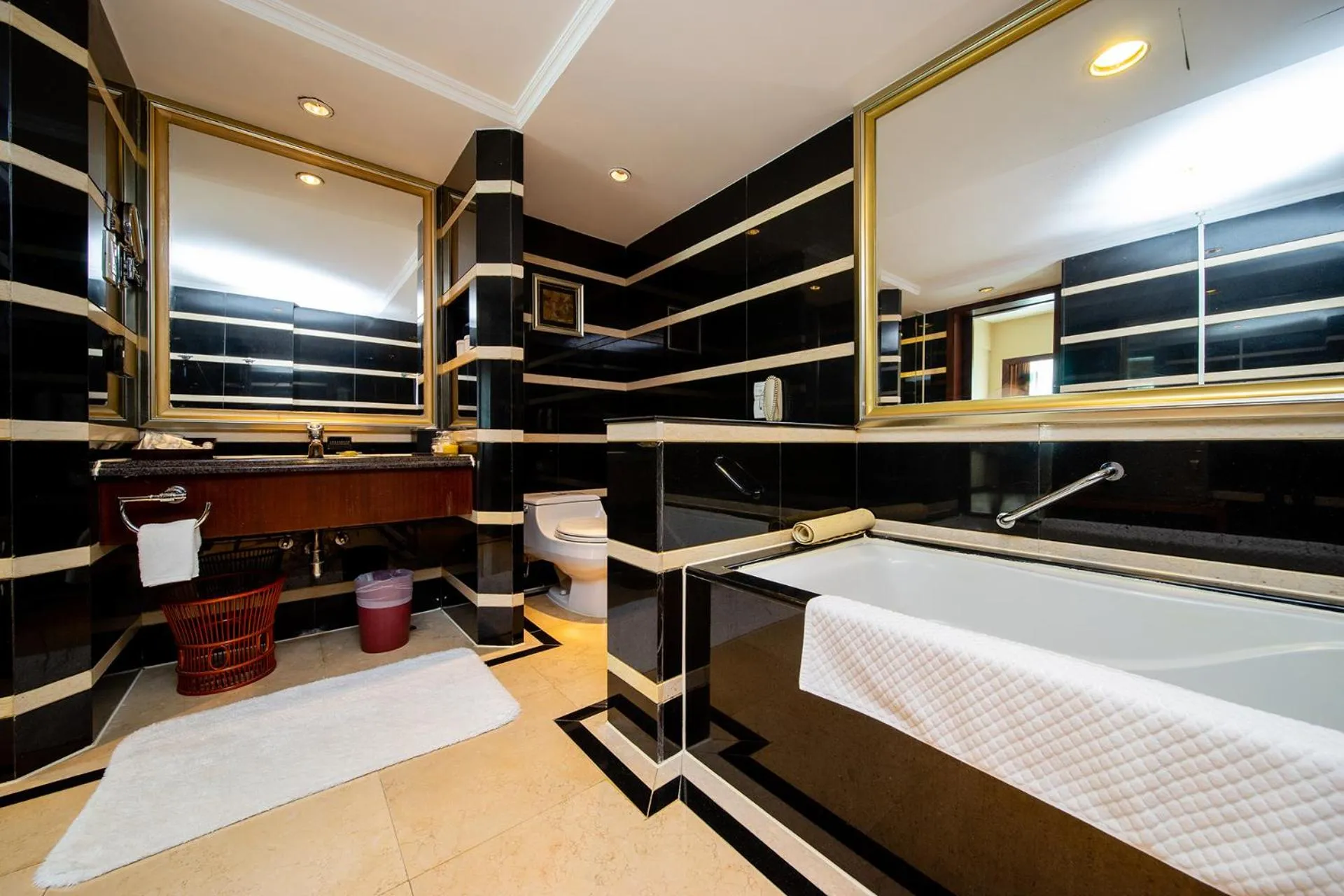 Bathroom, Bed in Grand International Hotel