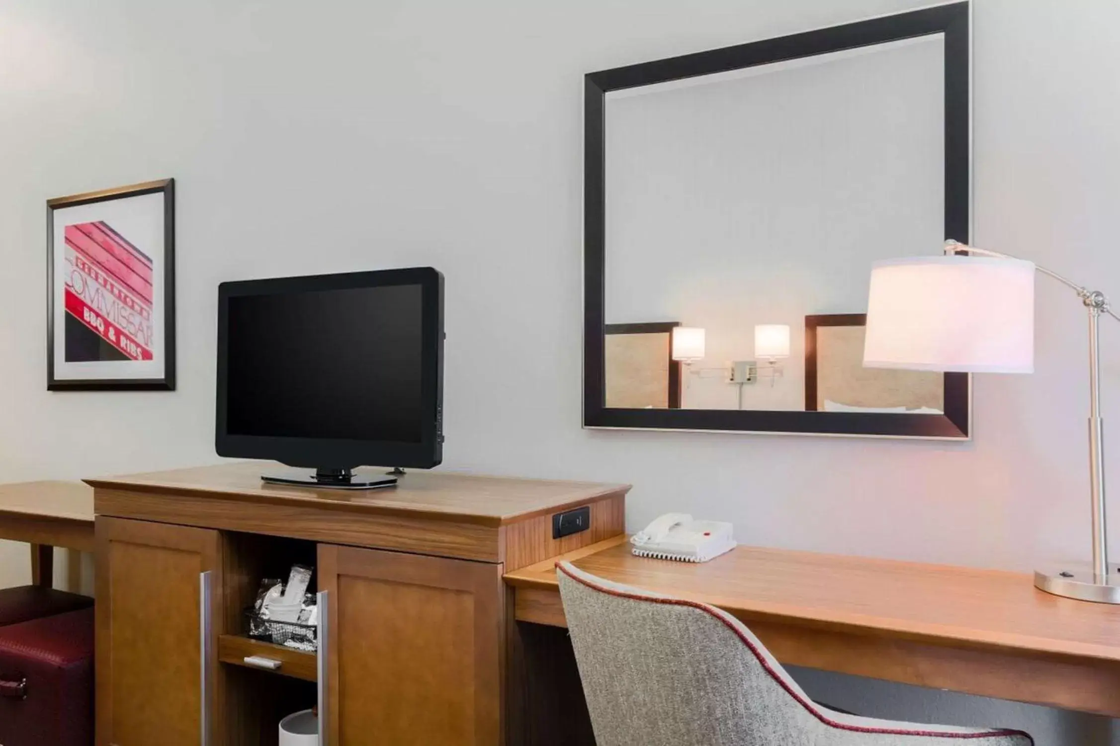 Bed, TV/Entertainment Center in Hampton Inn Memphis-Southwind