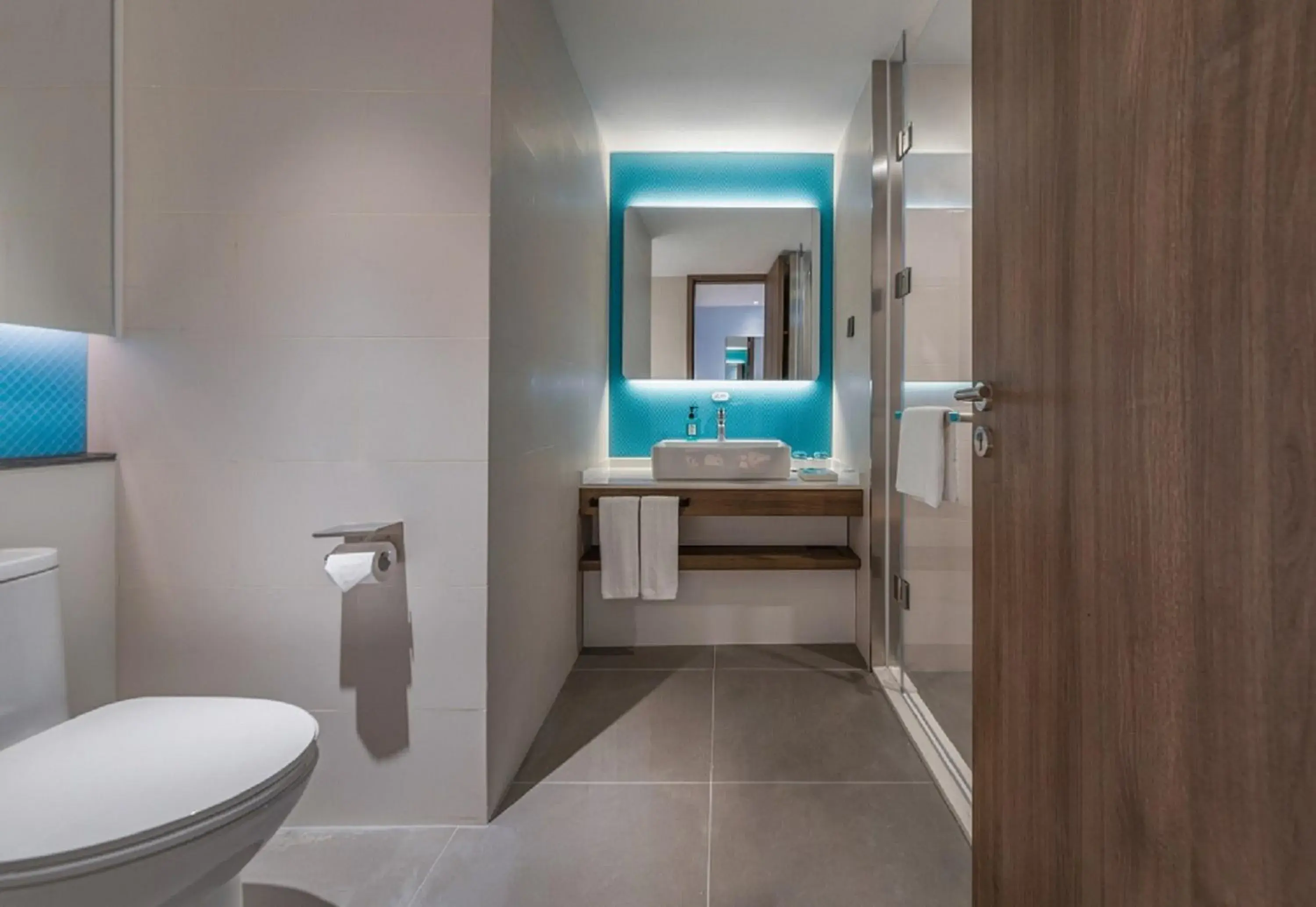 Toilet, Bathroom in Holiday Inn Express Linyi North New District, an IHG Hotel