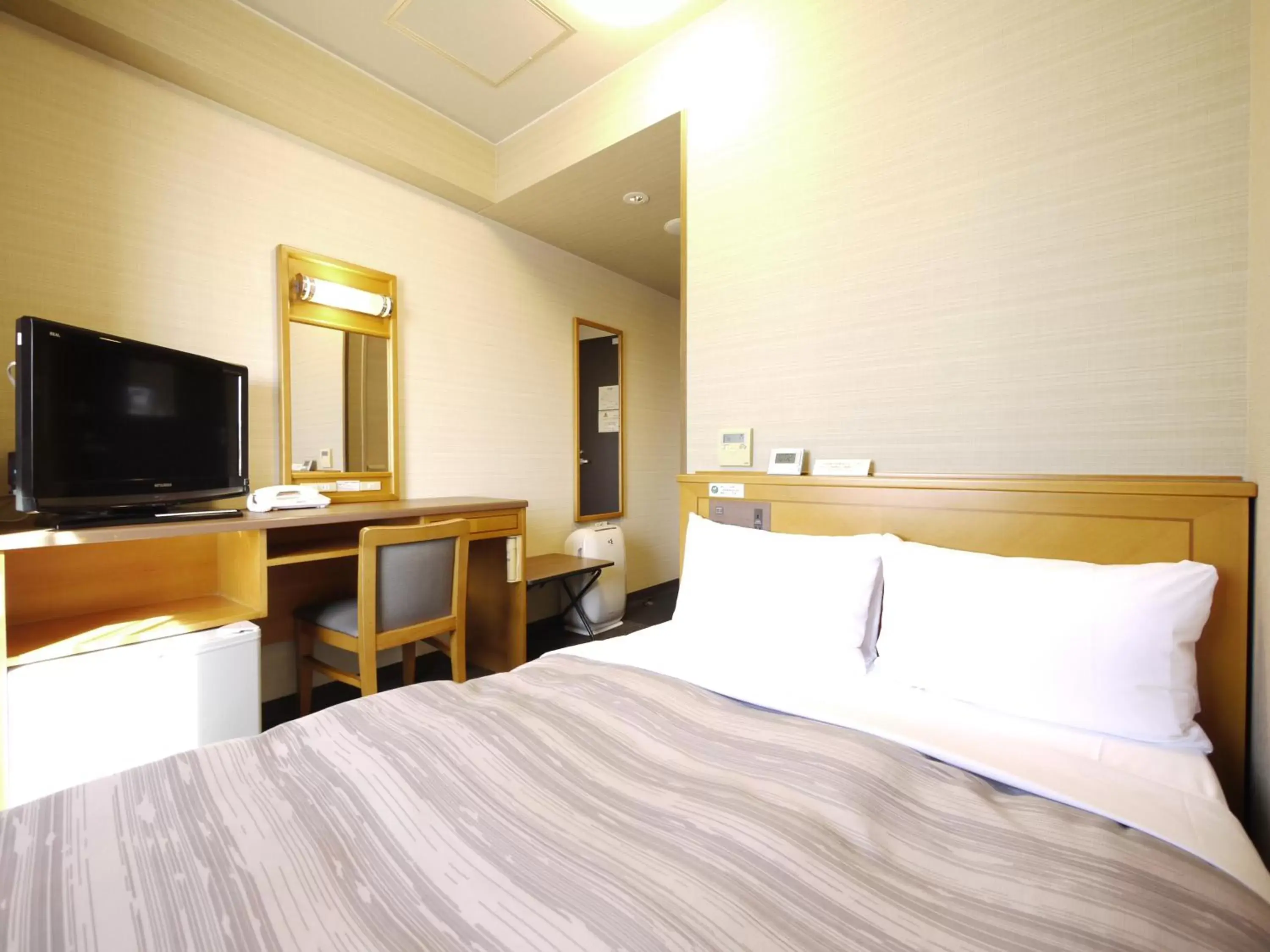 Photo of the whole room, Bed in Hotel Route-Inn Nagoya Higashi Betsuin