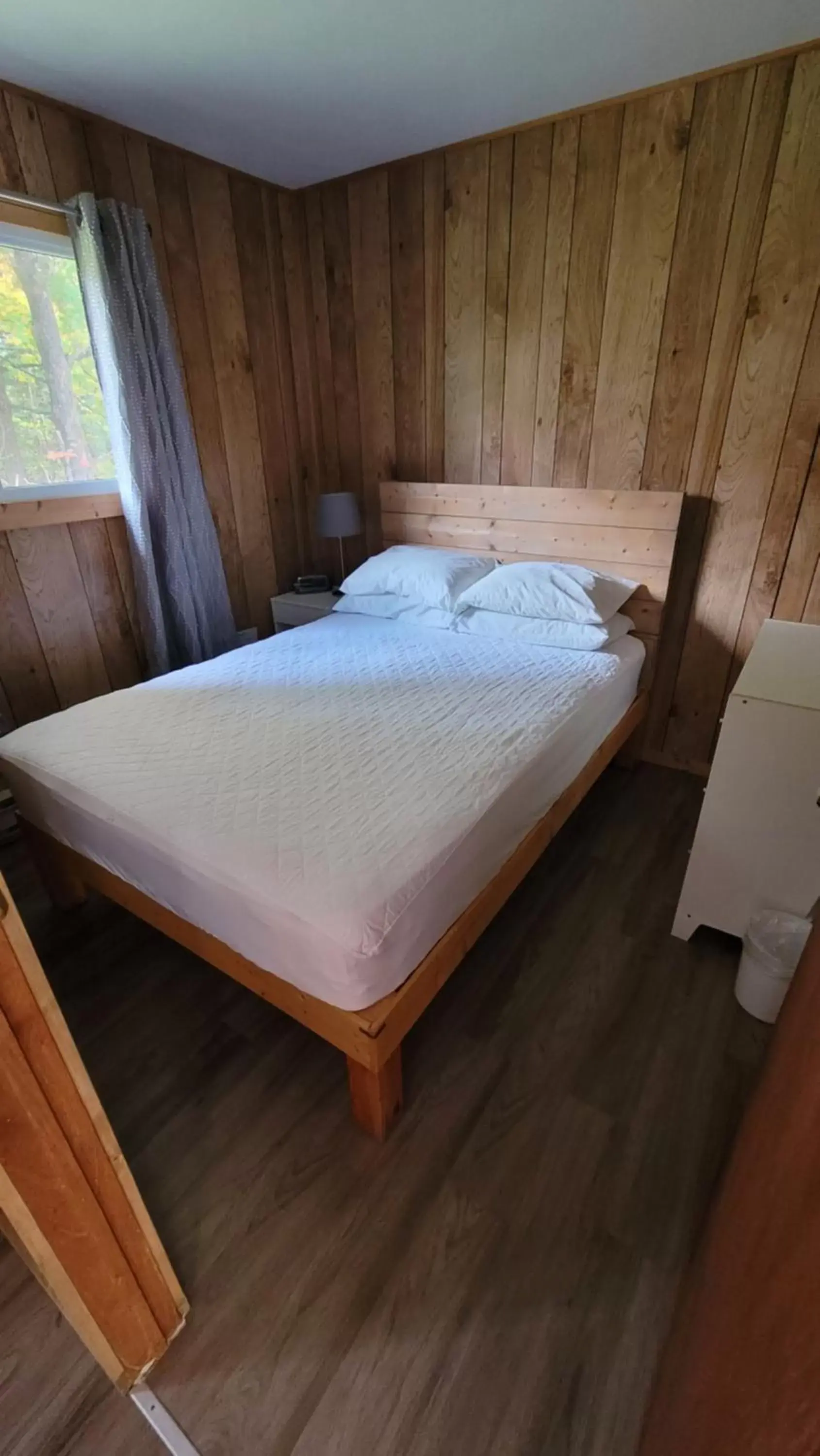 Bed in Parkway Cottage Resort and Trading Post