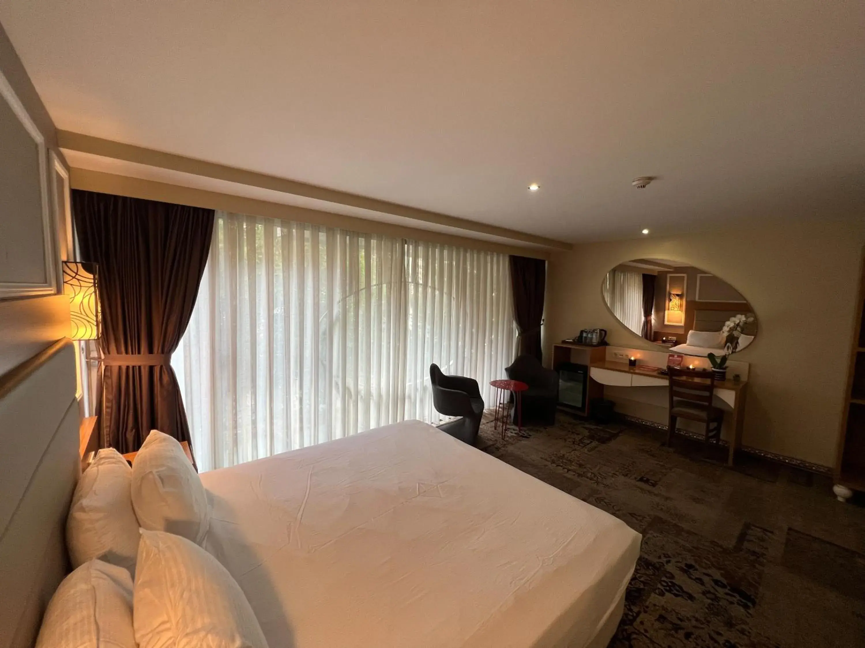 Bedroom, Bed in All Seasons Hotel