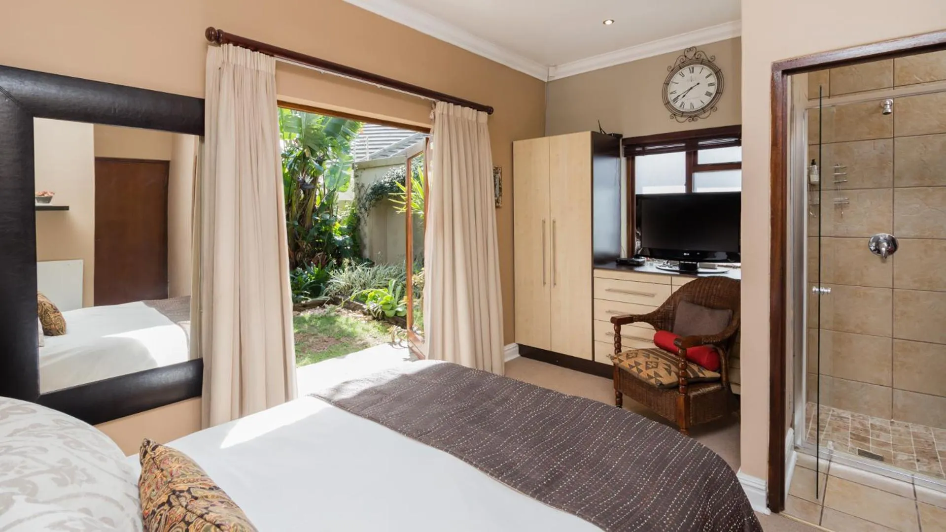 Photo of the whole room, Bed in Manor 38