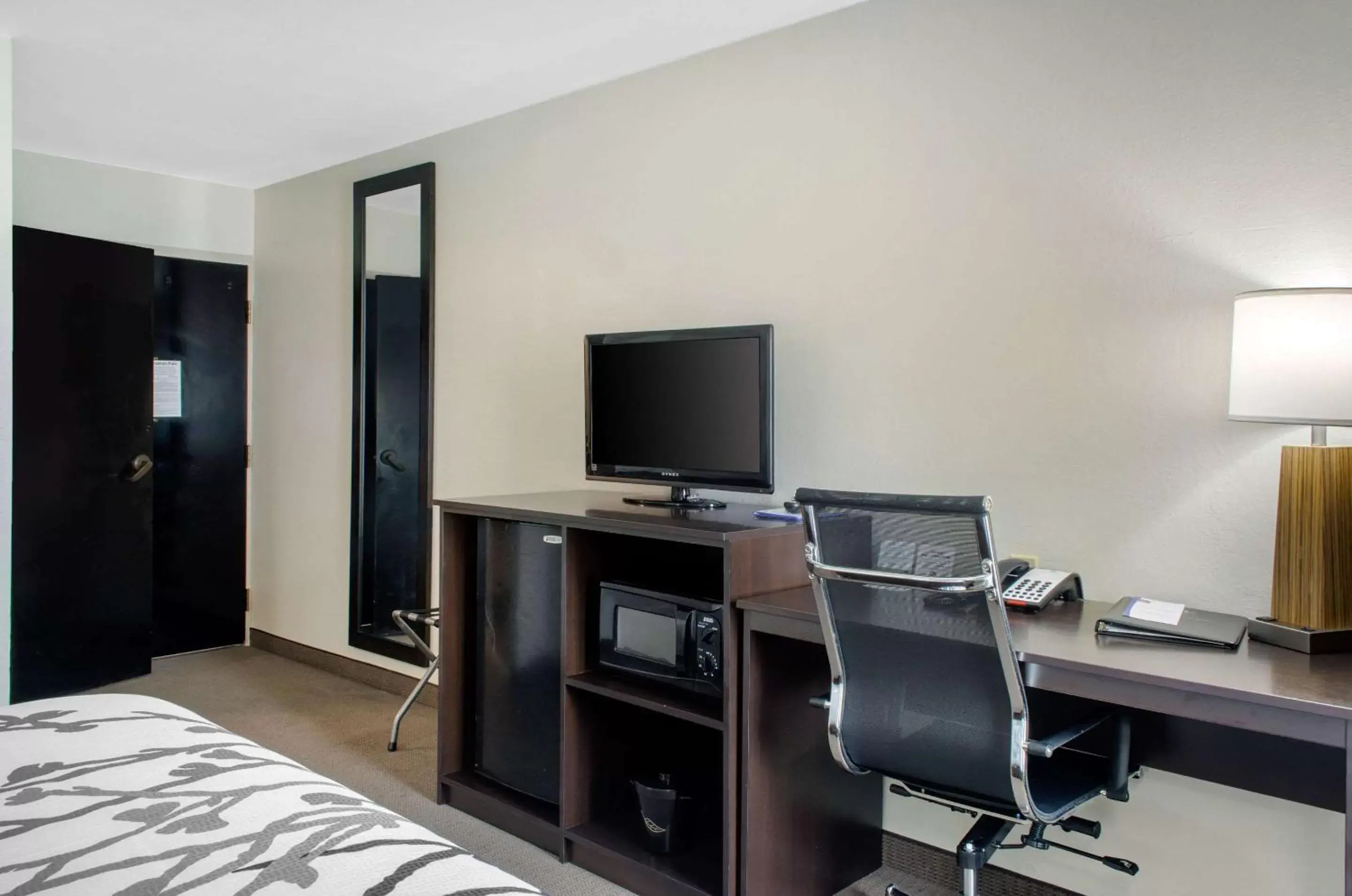 Photo of the whole room, TV/Entertainment Center in Sleep Inn Baton Rouge East I-12