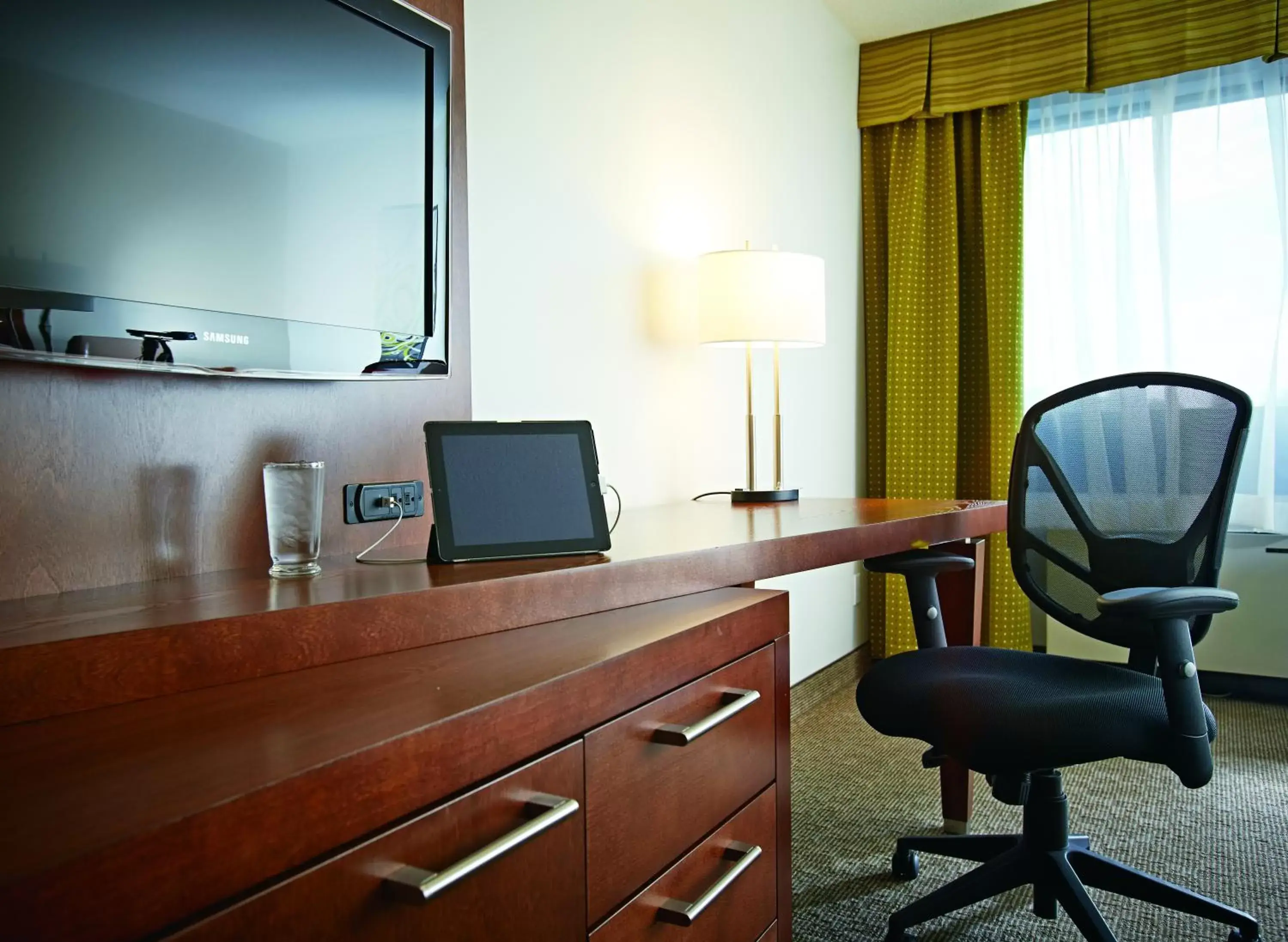 Seating area in Quality Inn Rouyn-Noranda