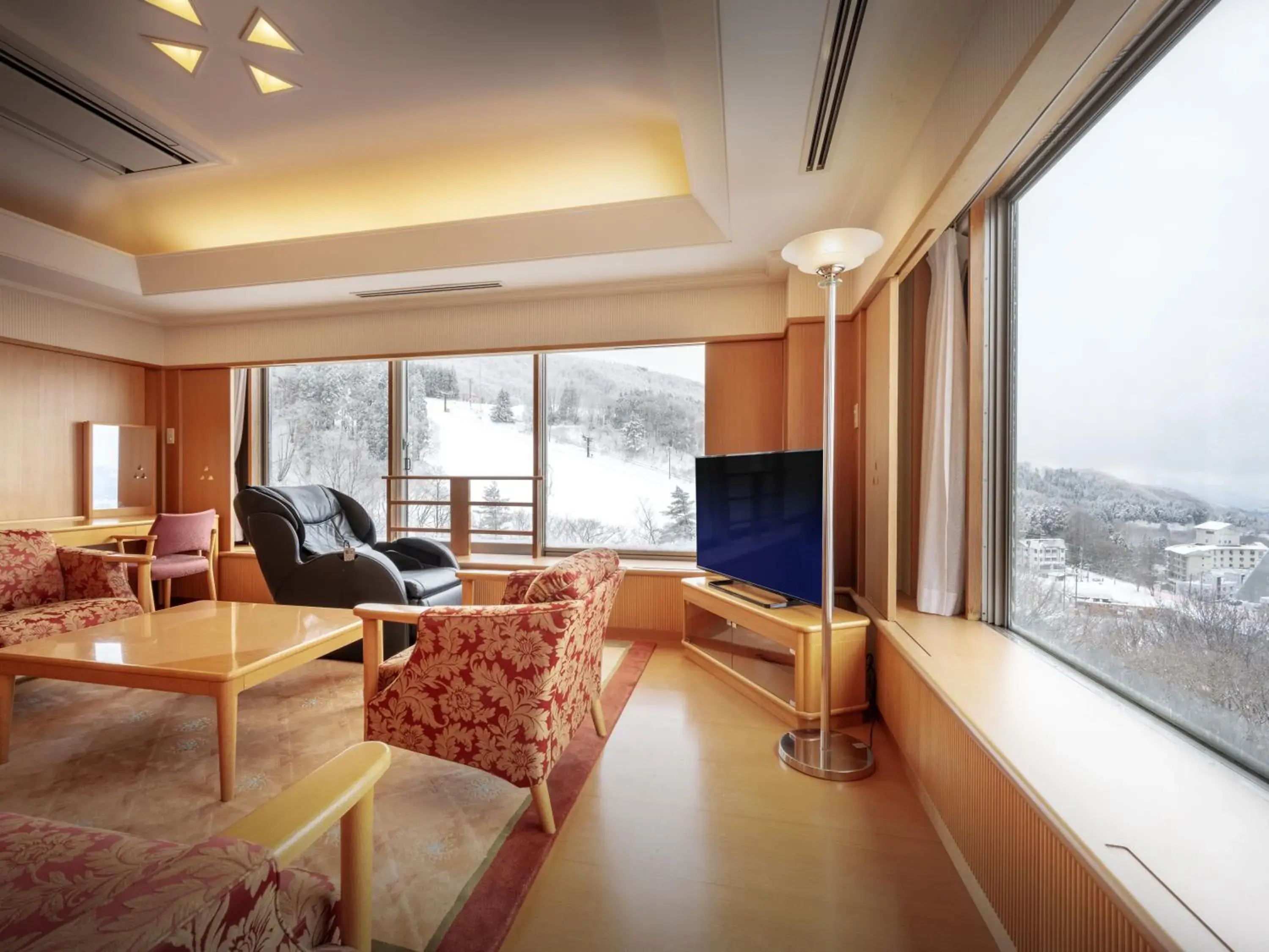 Photo of the whole room, Seating Area in Zao Kokusai Hotel