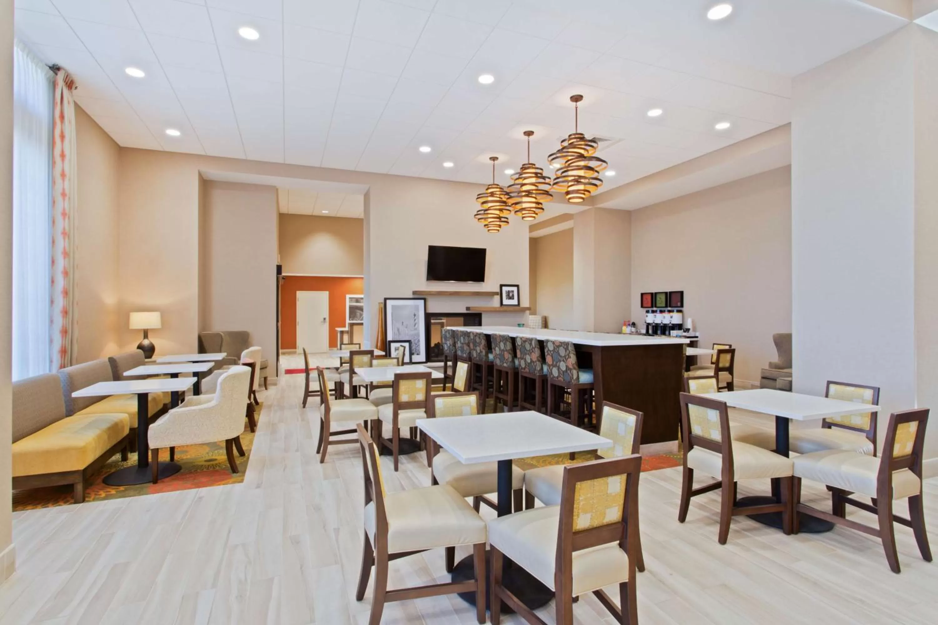 Dining area in Hampton Inn Sault Ste Marie, MI