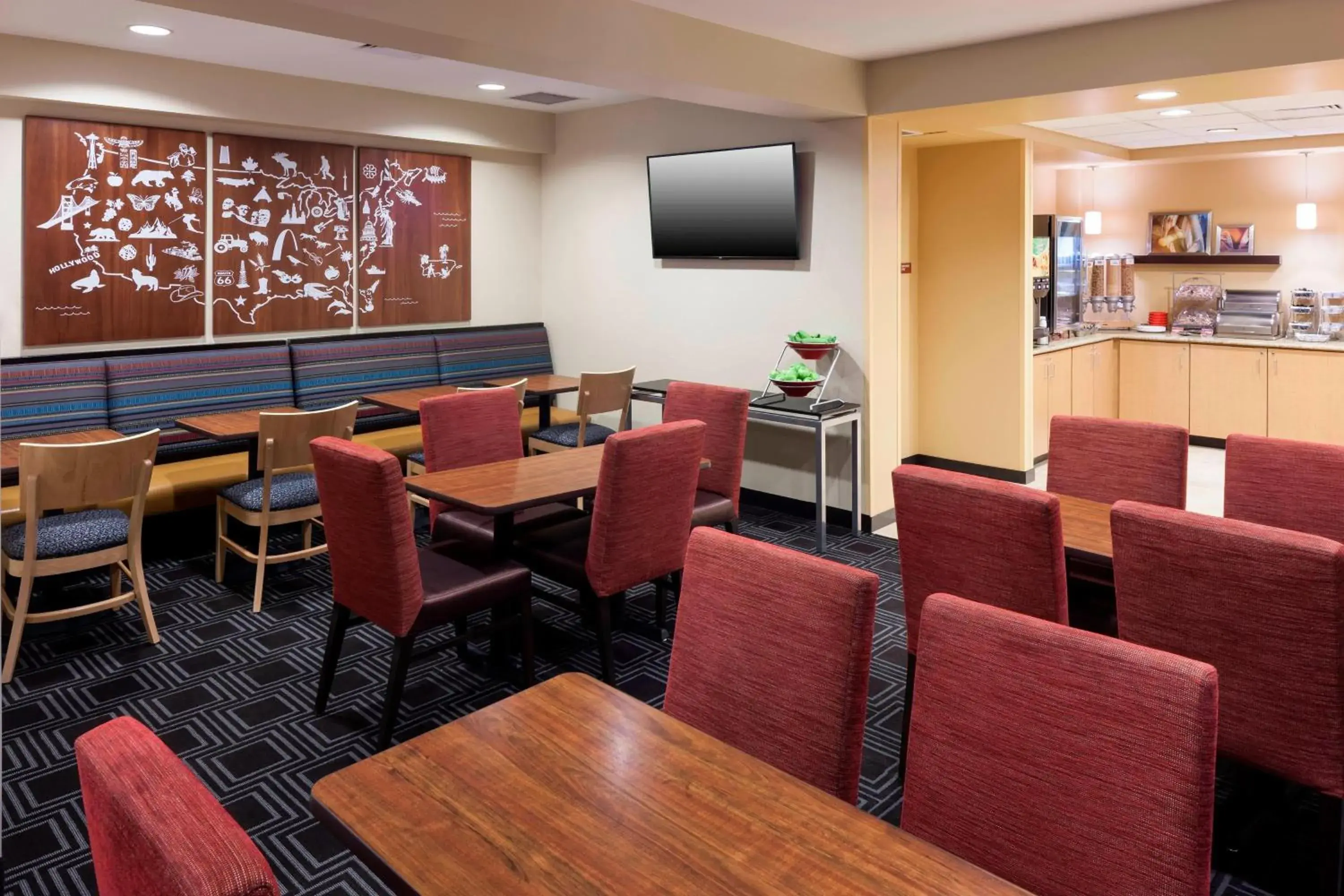Breakfast, Restaurant/Places to Eat in TownePlace Suites Suffolk Chesapeake