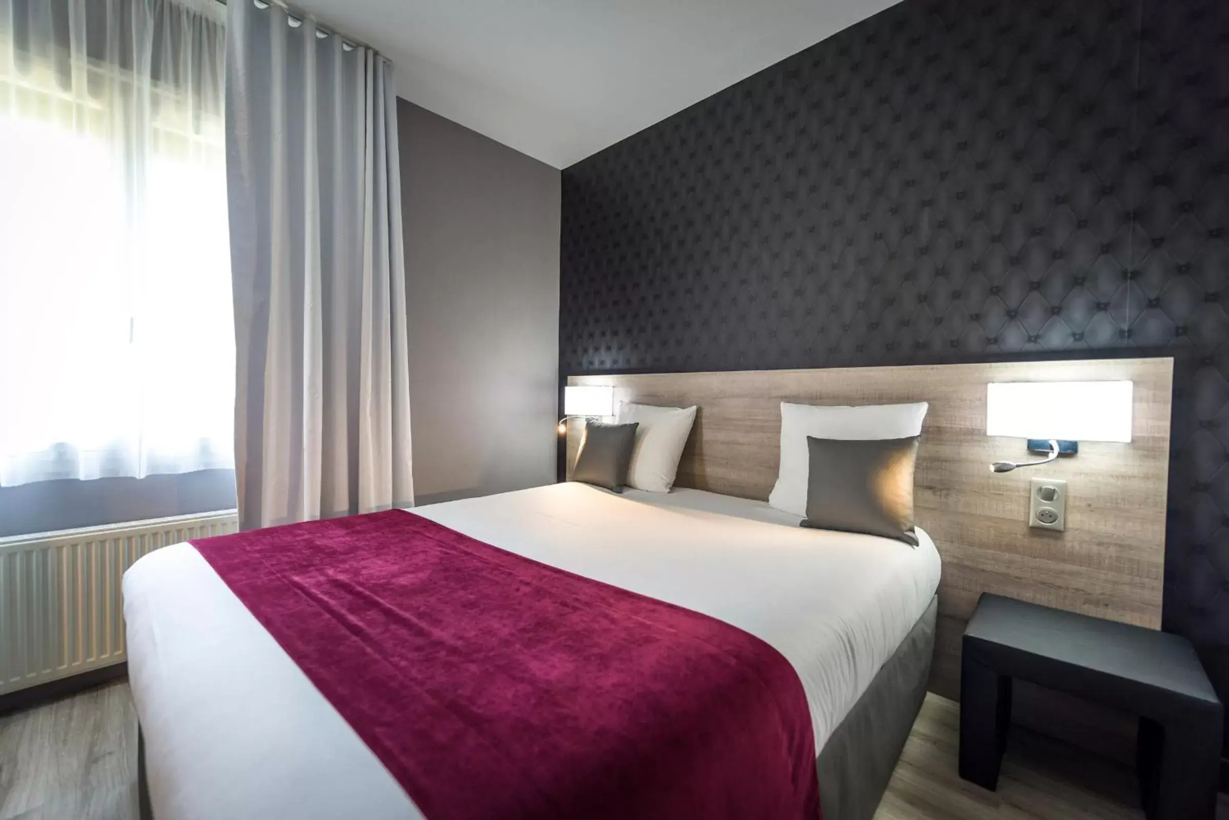 Photo of the whole room, Bed in The Originals City, Hôtel La Saulaie, Saumur Ouest (Inter-Hotel)