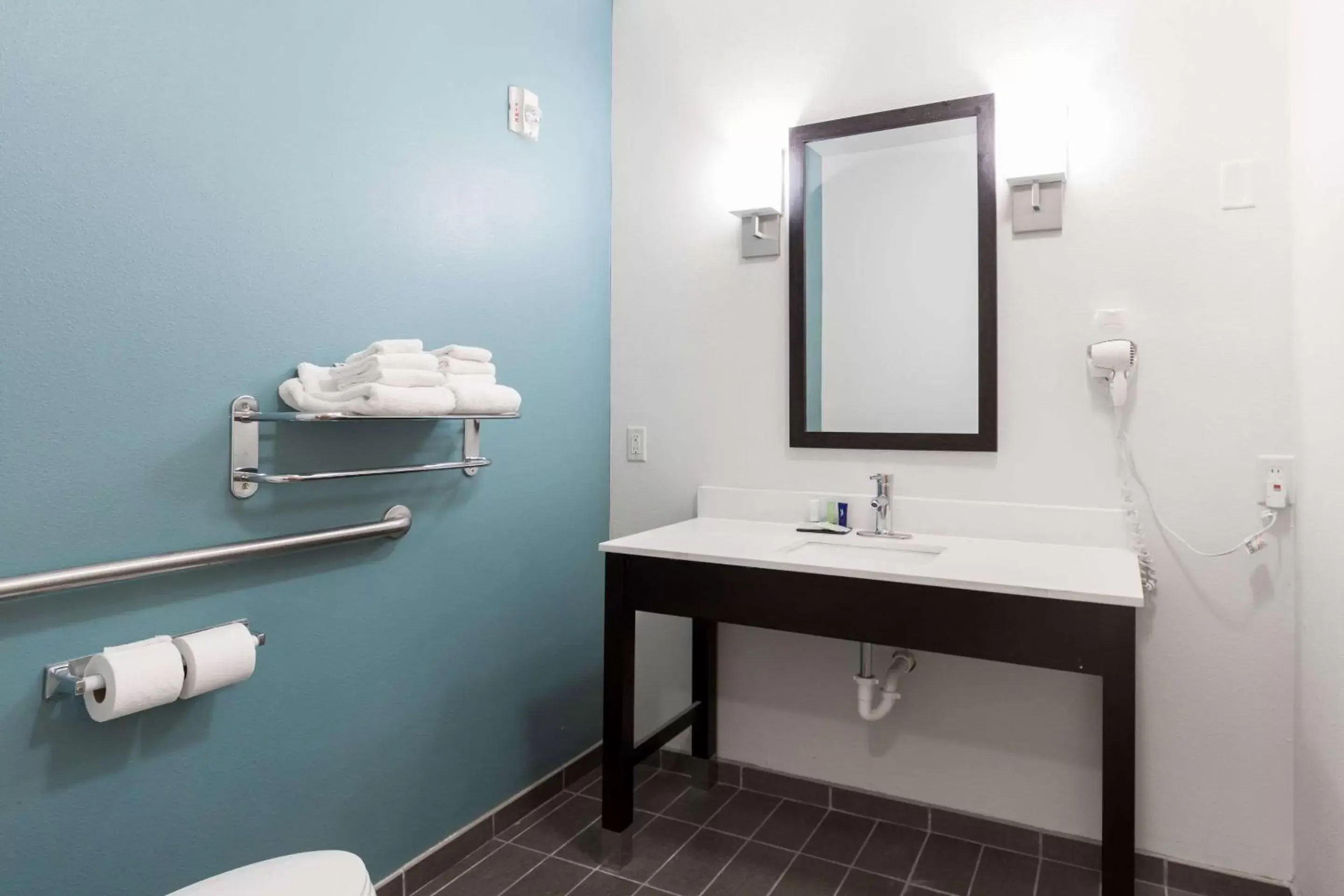 Bathroom in Sleep Inn & Suites Washington near Peoria