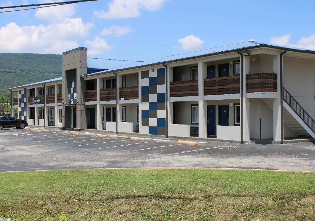 Property building in Studio 6 Suites Chattanooga TN Lookout Mtn.