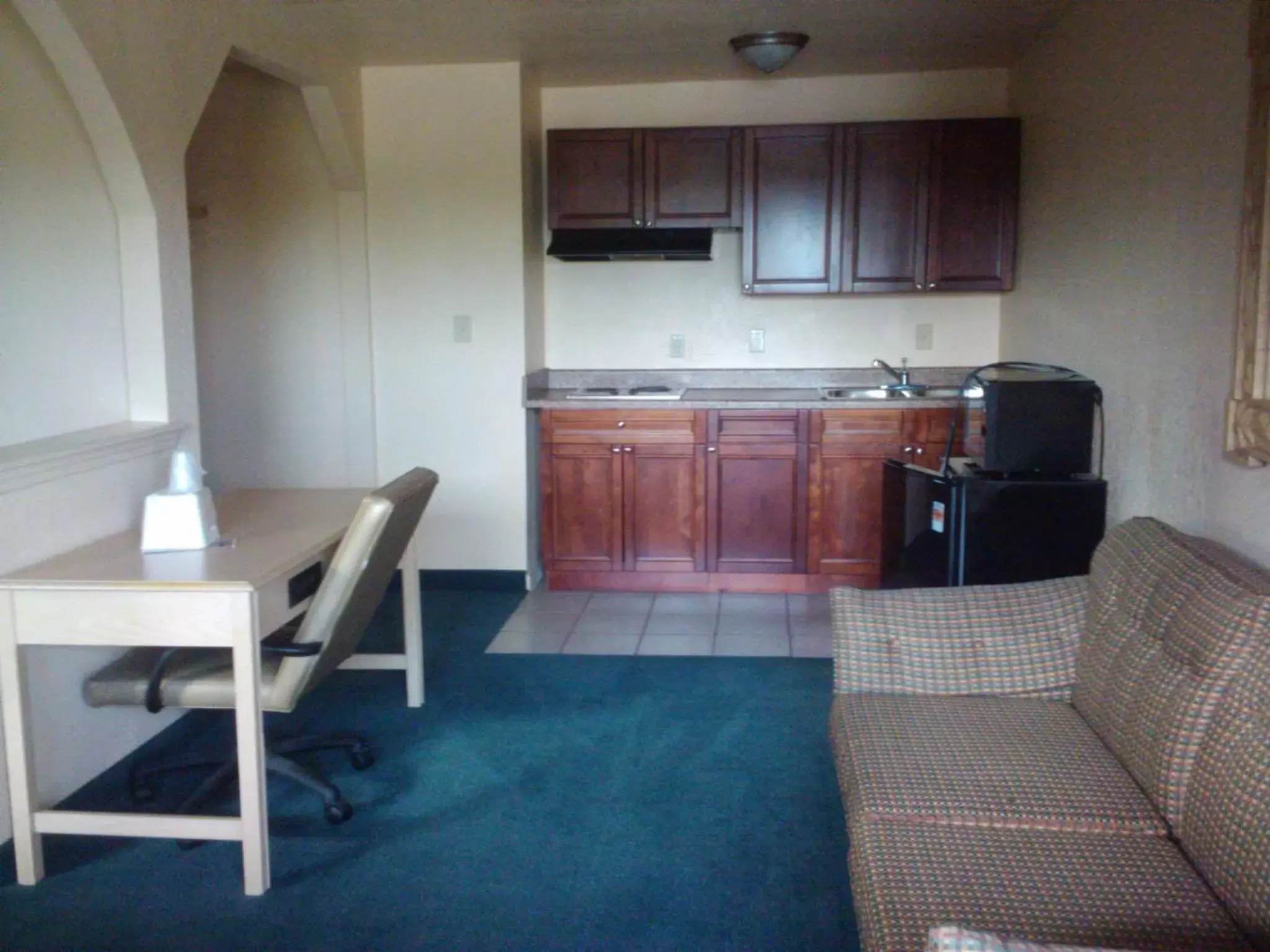 Photo of the whole room, Kitchen/Kitchenette in Rodeway Inn & Suites East