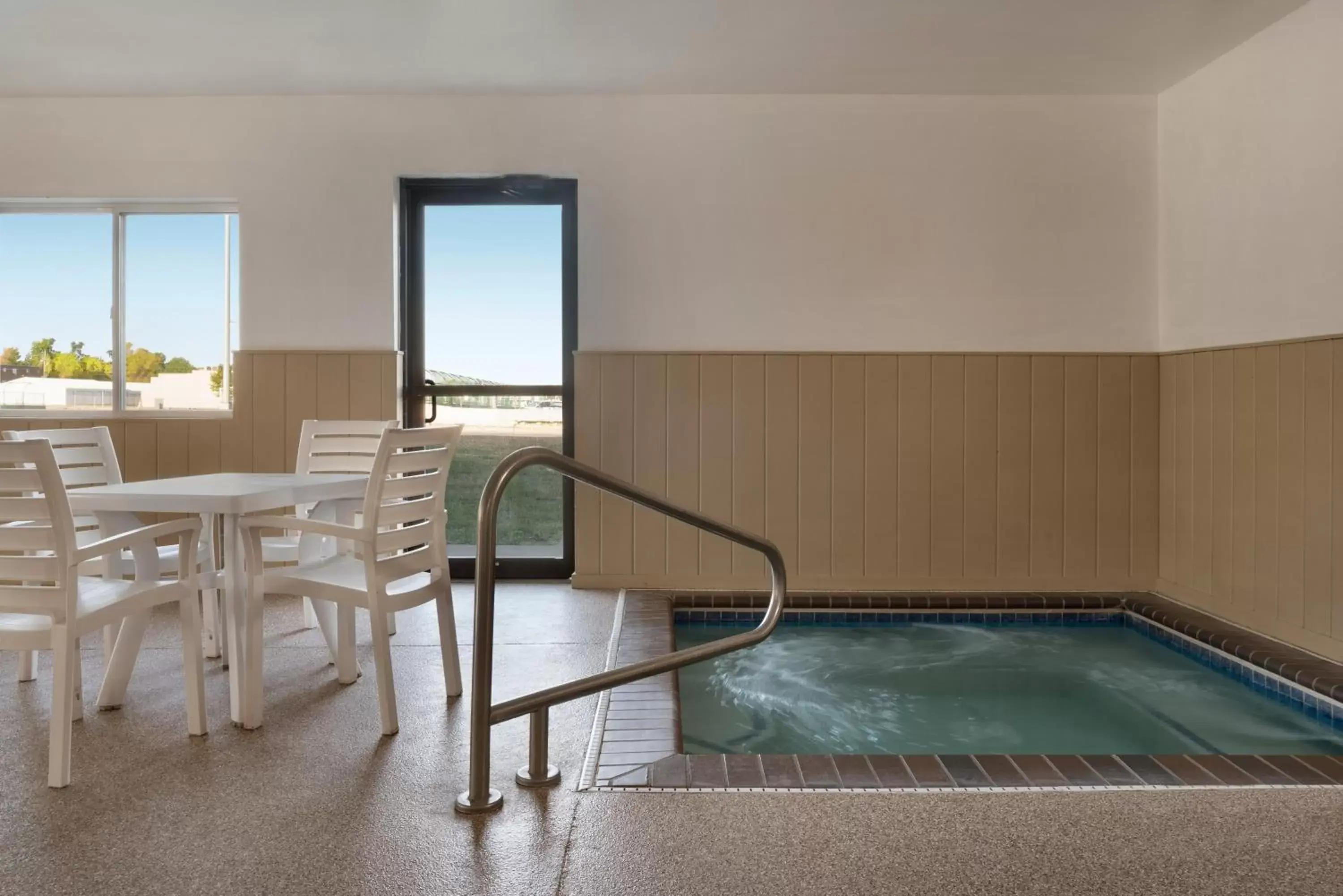 Hot Tub, Swimming Pool in Super 8 by Wyndham Sioux Falls