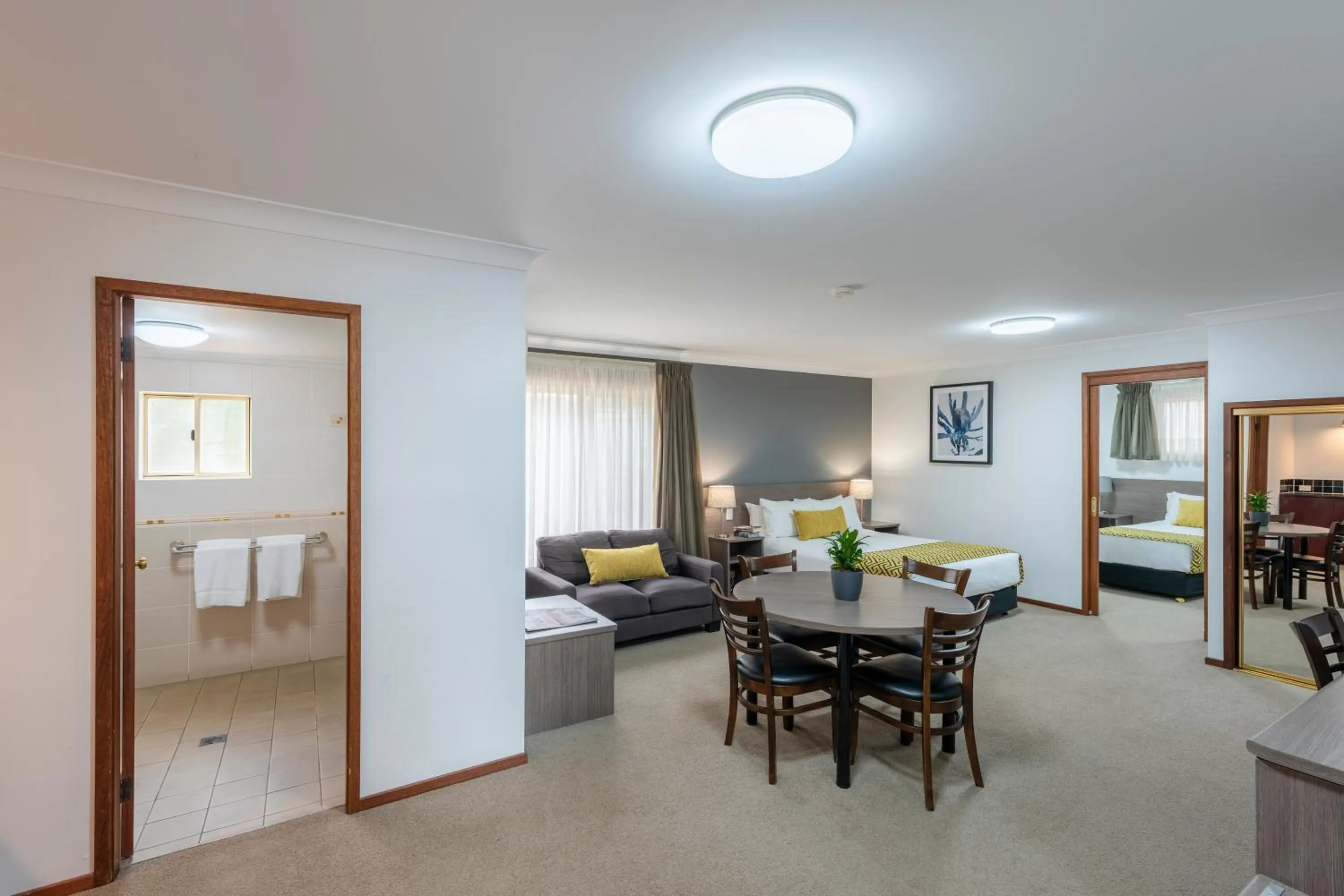 Photo of the whole room in Best Western Plus Ambassador Orange