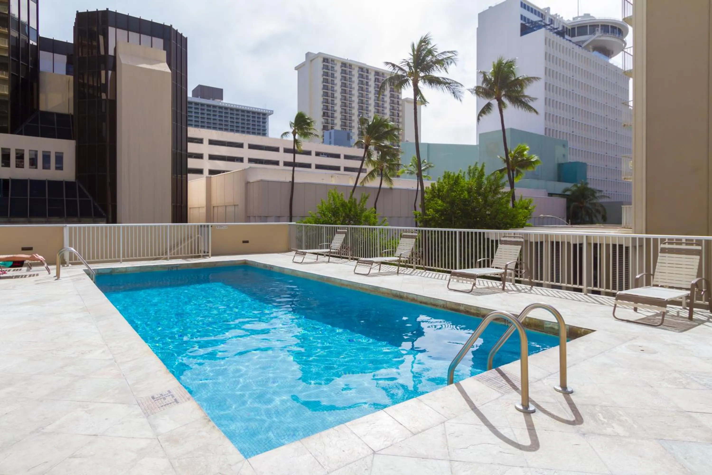 Day in Tropical Studios at Marine Surf Waikiki - FREE PARKING - BEST LOCATION - FULL KITCHEN - SWIMMING POOL