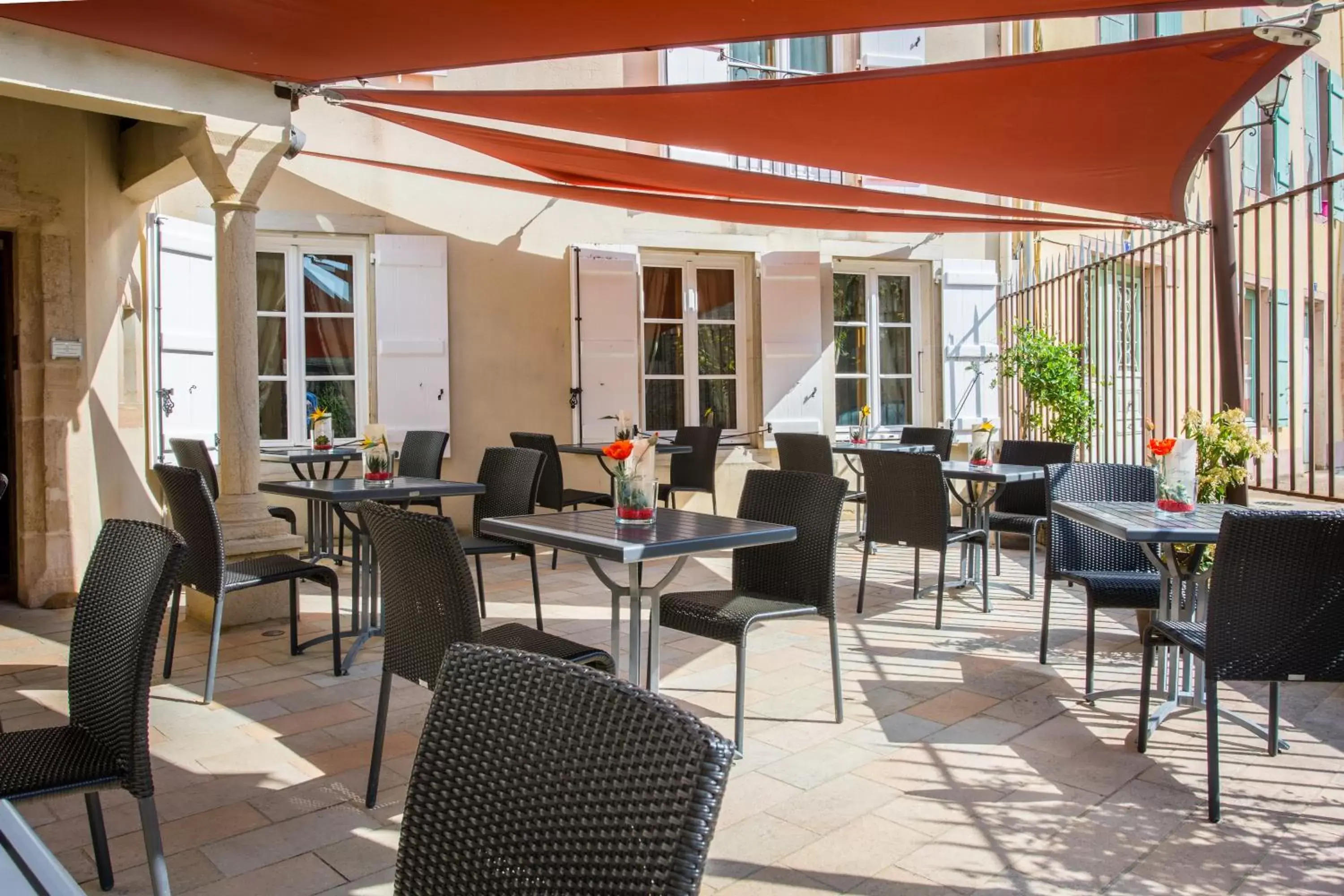 Patio, Restaurant/Places to Eat in Hôtel & Spa Greuze