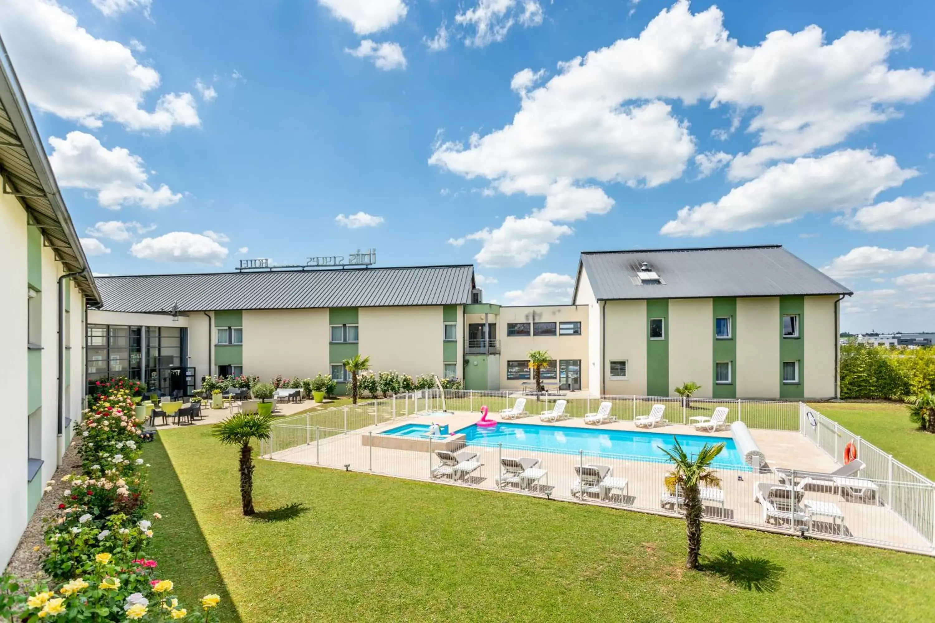 Swimming Pool in ibis Styles Bourges