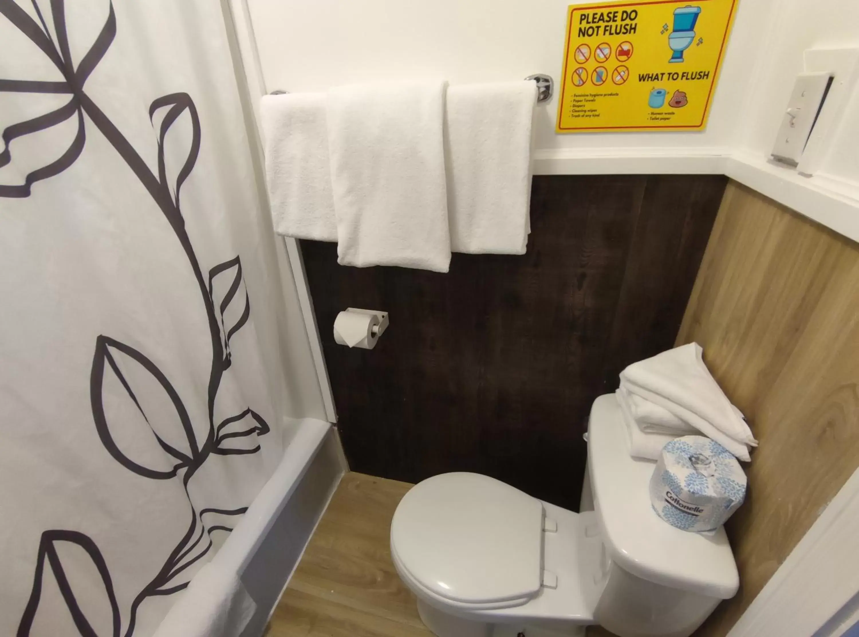 Bathroom in Pemberton Hotel (Motel)