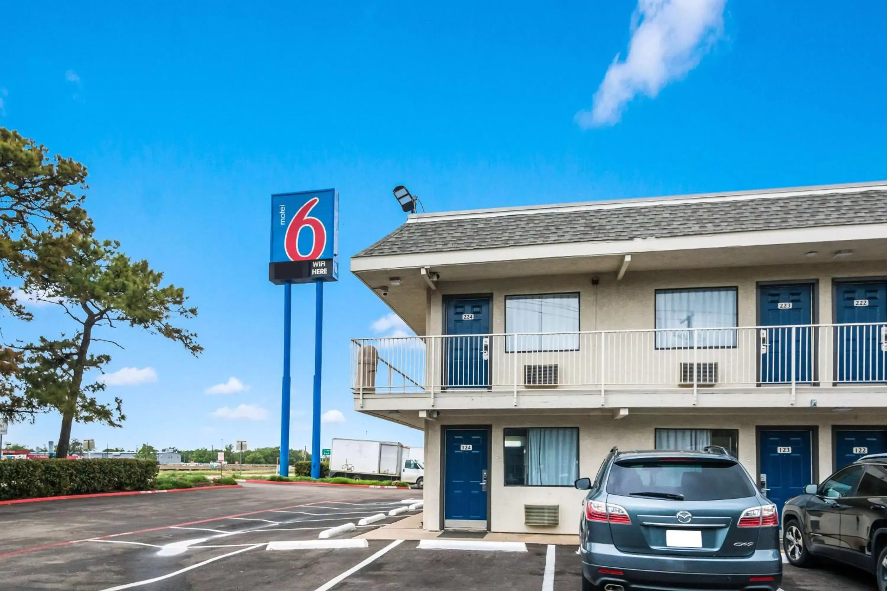 Property building in Motel 6-Irving, TX - Dallas Property building in Motel 6-Irving, TX - Dallas