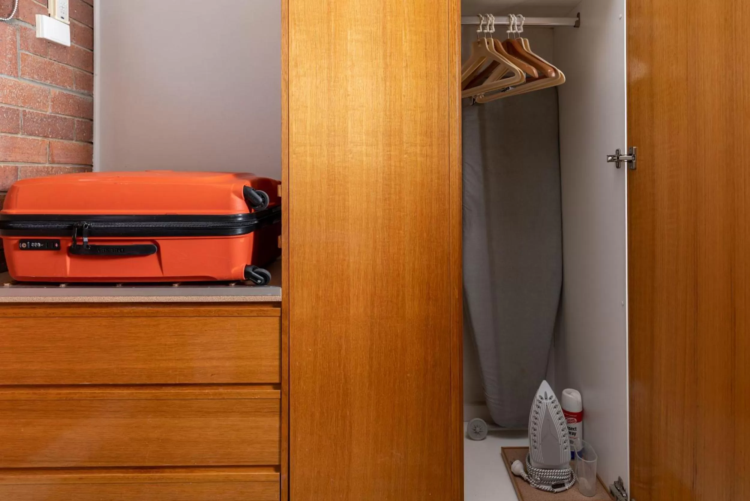 wardrobe in Country Pathfinder Motor Inn