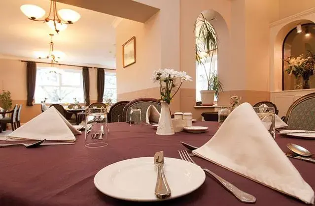 Restaurant/Places to Eat in Lauriston Hotel