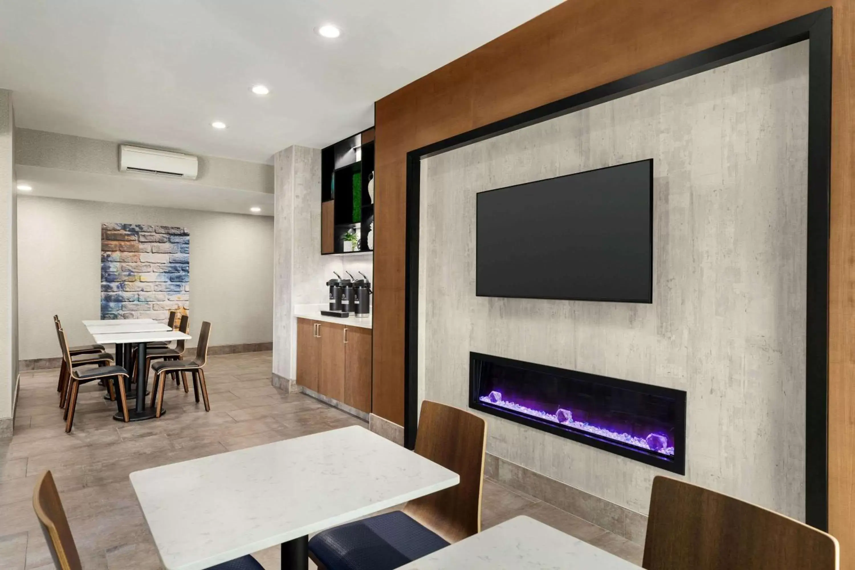 Restaurant/places to eat in La Quinta by Wyndham Salem OR Restaurant/places to eat in La Quinta by Wyndham Salem OR