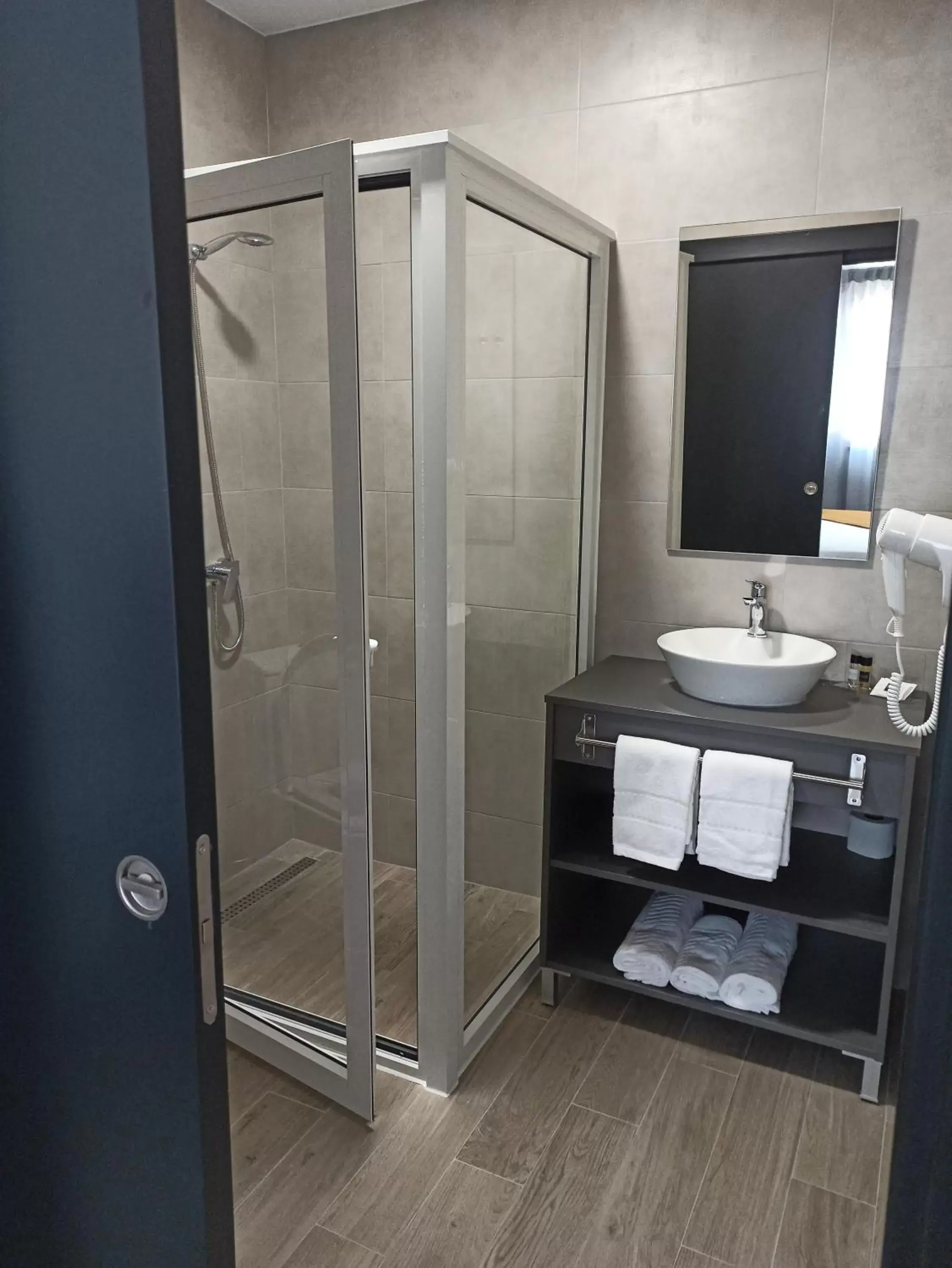 Bathroom in Porto D'Abrigo - Alojamento Local