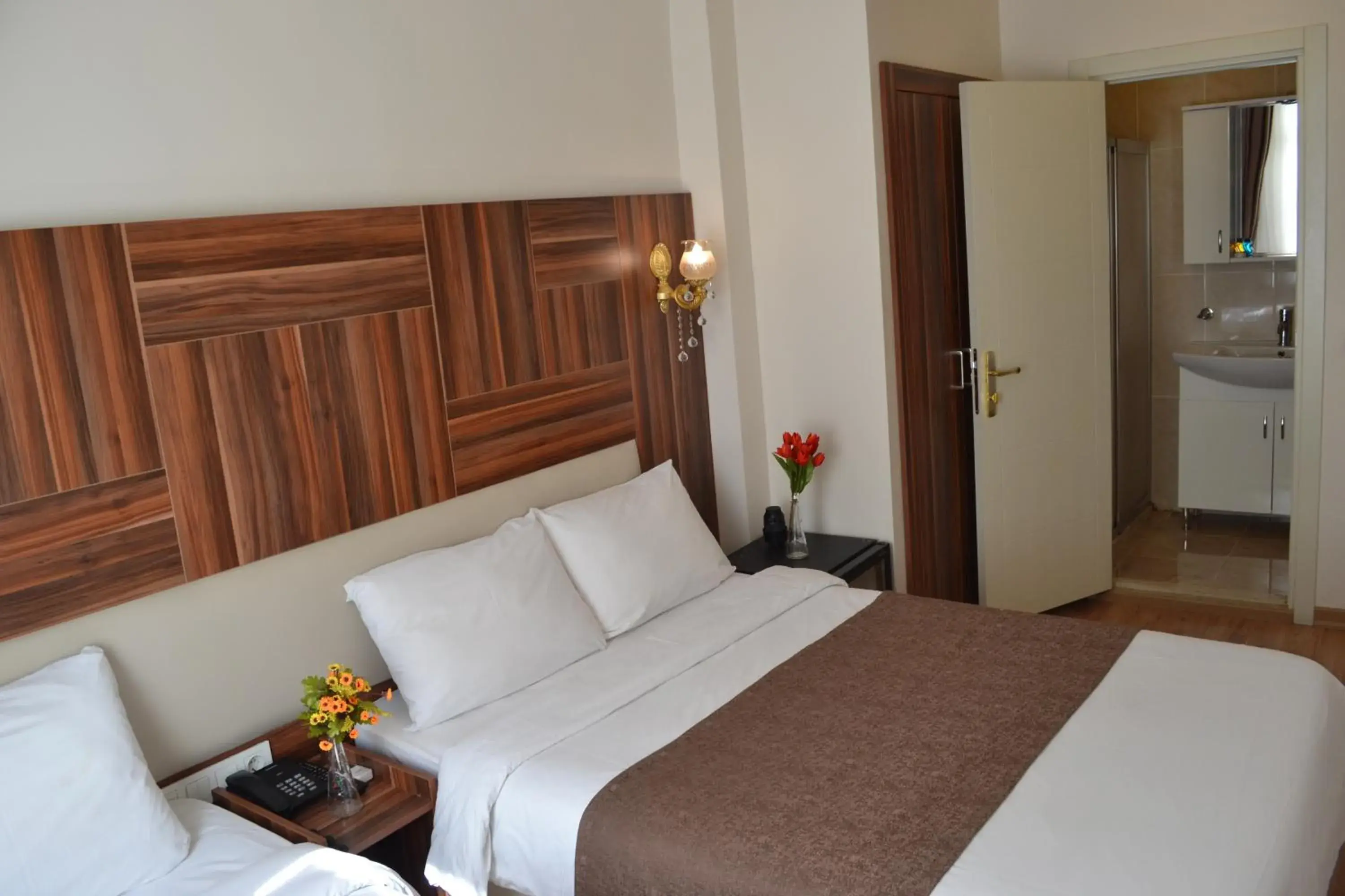 Bathroom, Bed in New Fatih Hotel