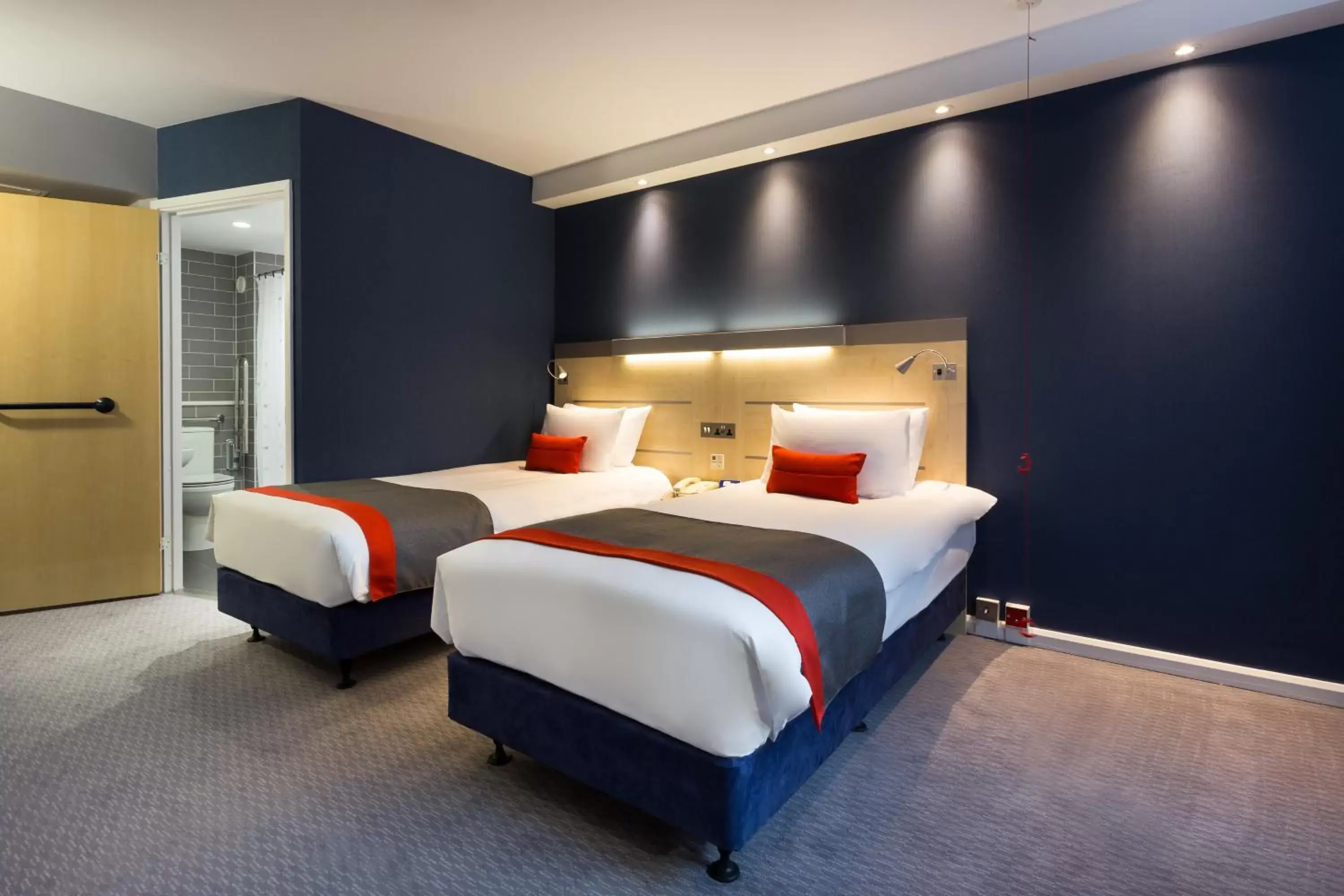 Photo of the whole room, Bed in Holiday Inn Express London - Watford Junction, an IHG Hotel