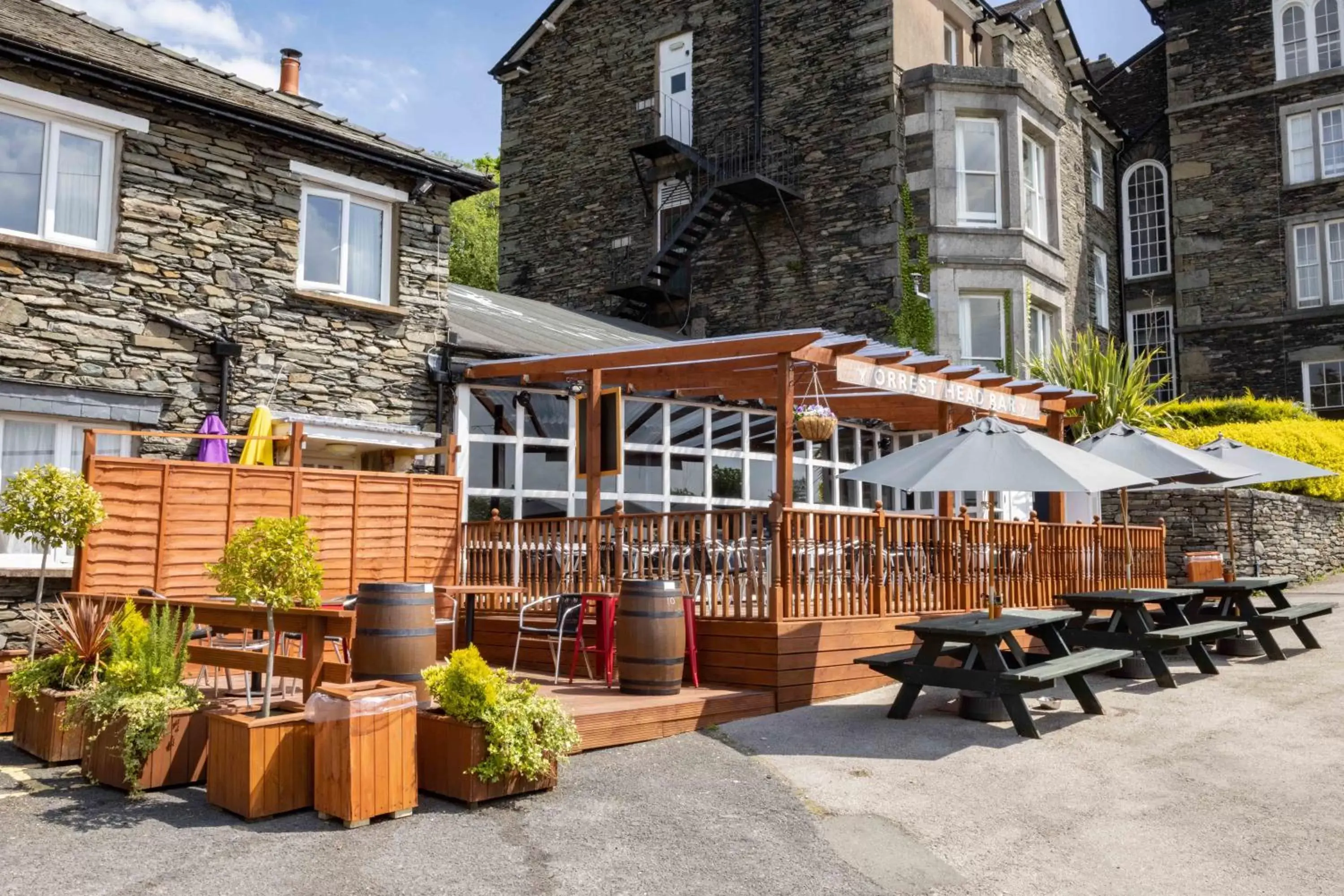 Patio, Property Building in Windermere Hotel