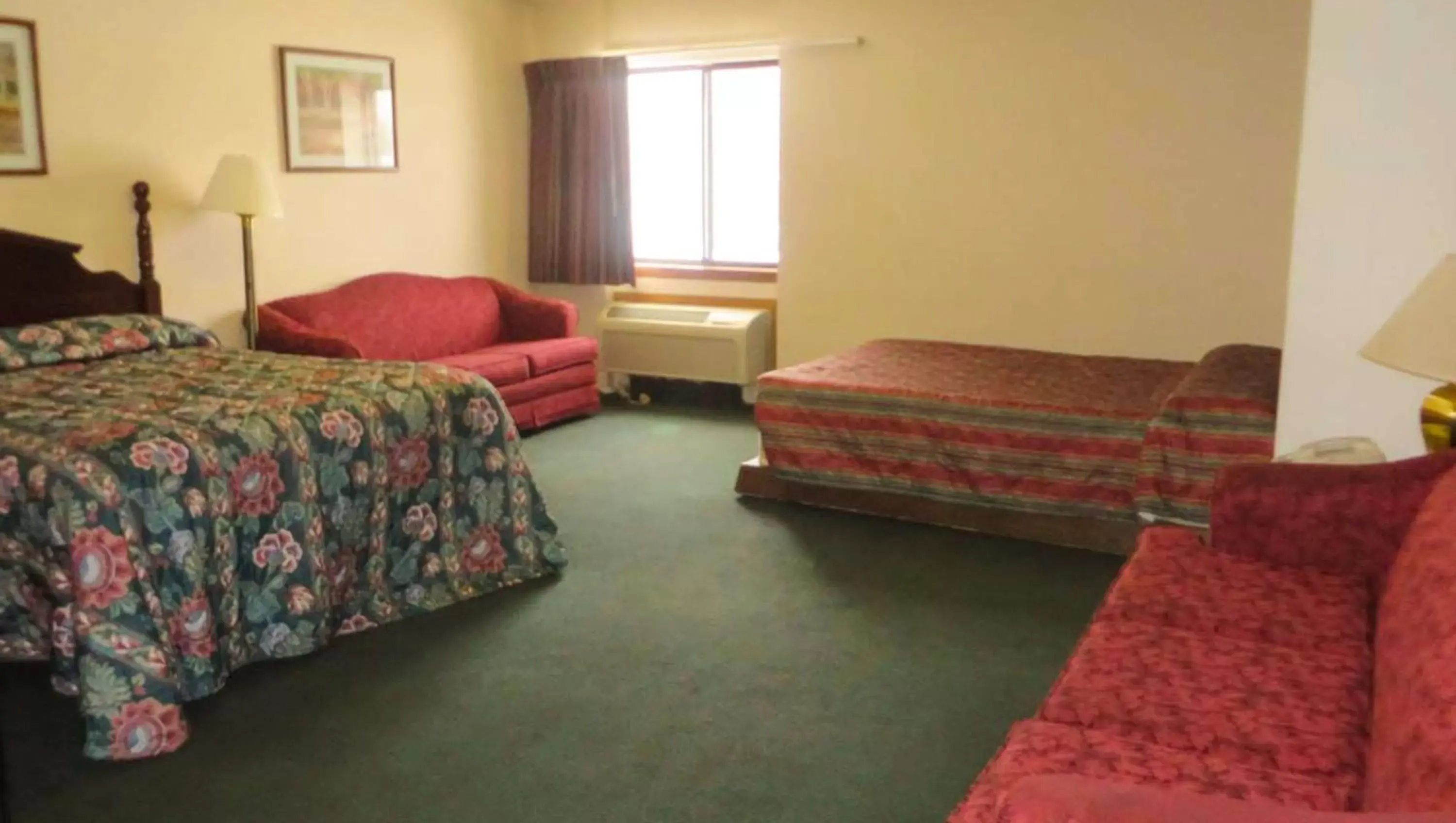 Photo of the whole room, Bed in Voyageur Inn and Conference Center