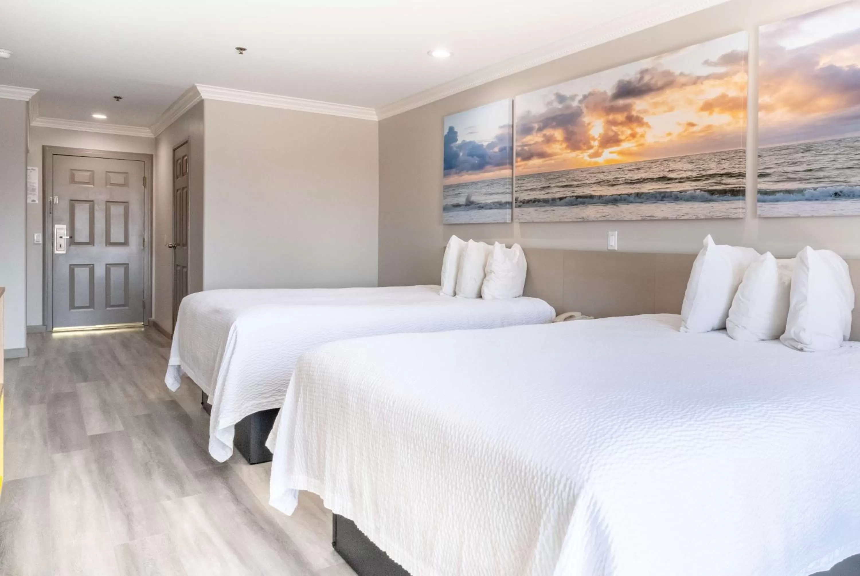 Bedroom, Bed in Days Inn by Wyndham Santa Monica