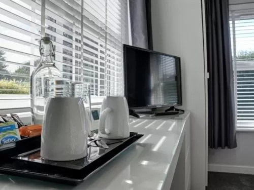 Bedroom, TV/Entertainment Center in The White Horse View B&B