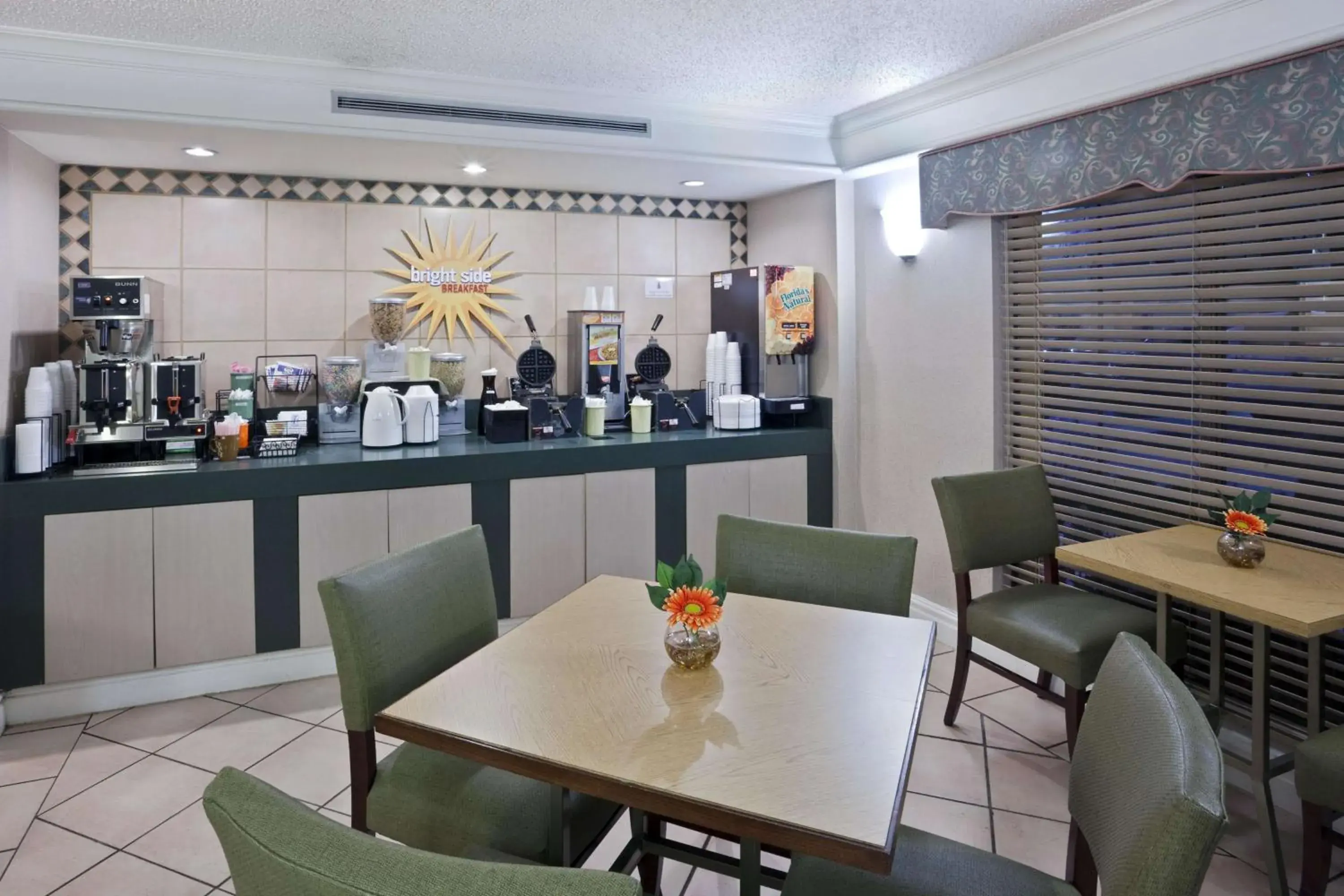 Restaurant/Places to Eat in La Quinta Inn by Wyndham Omaha West