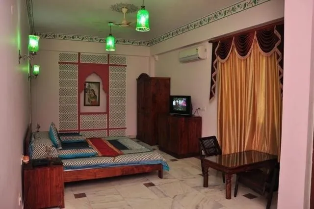Photo of the whole room, Bed in Rani Mahal Hotel